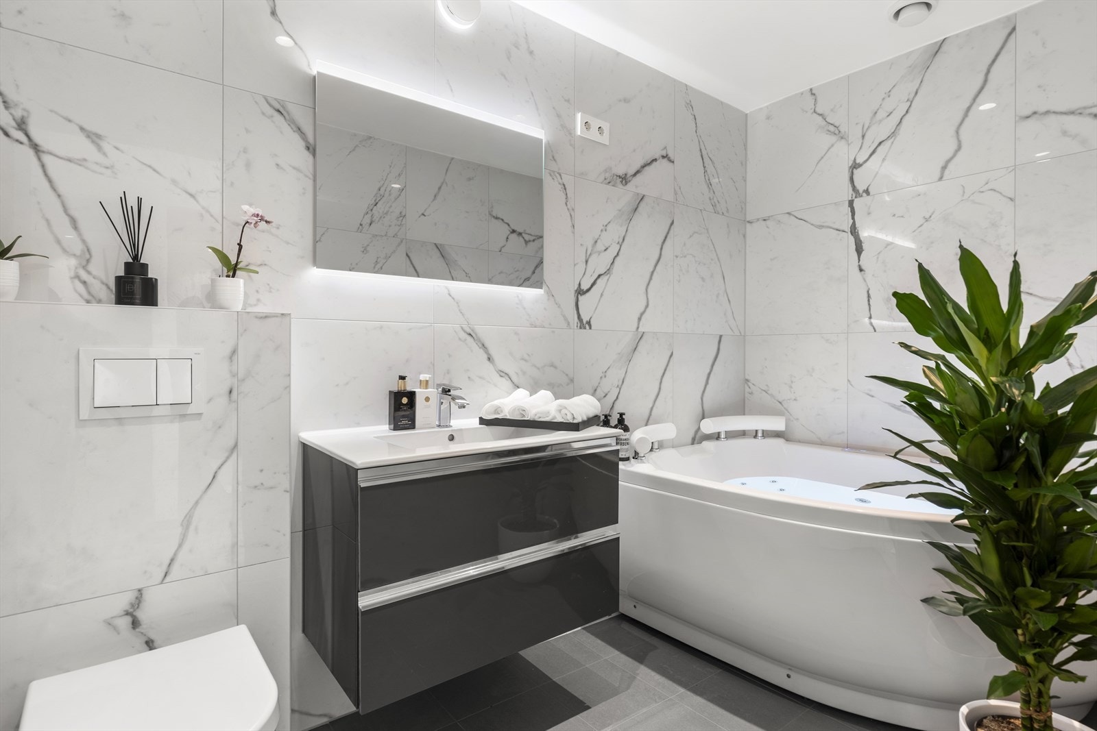 Badet i første etasje har flislagte overflater, vegghengt toalett og downlights i himling. Galleribilde