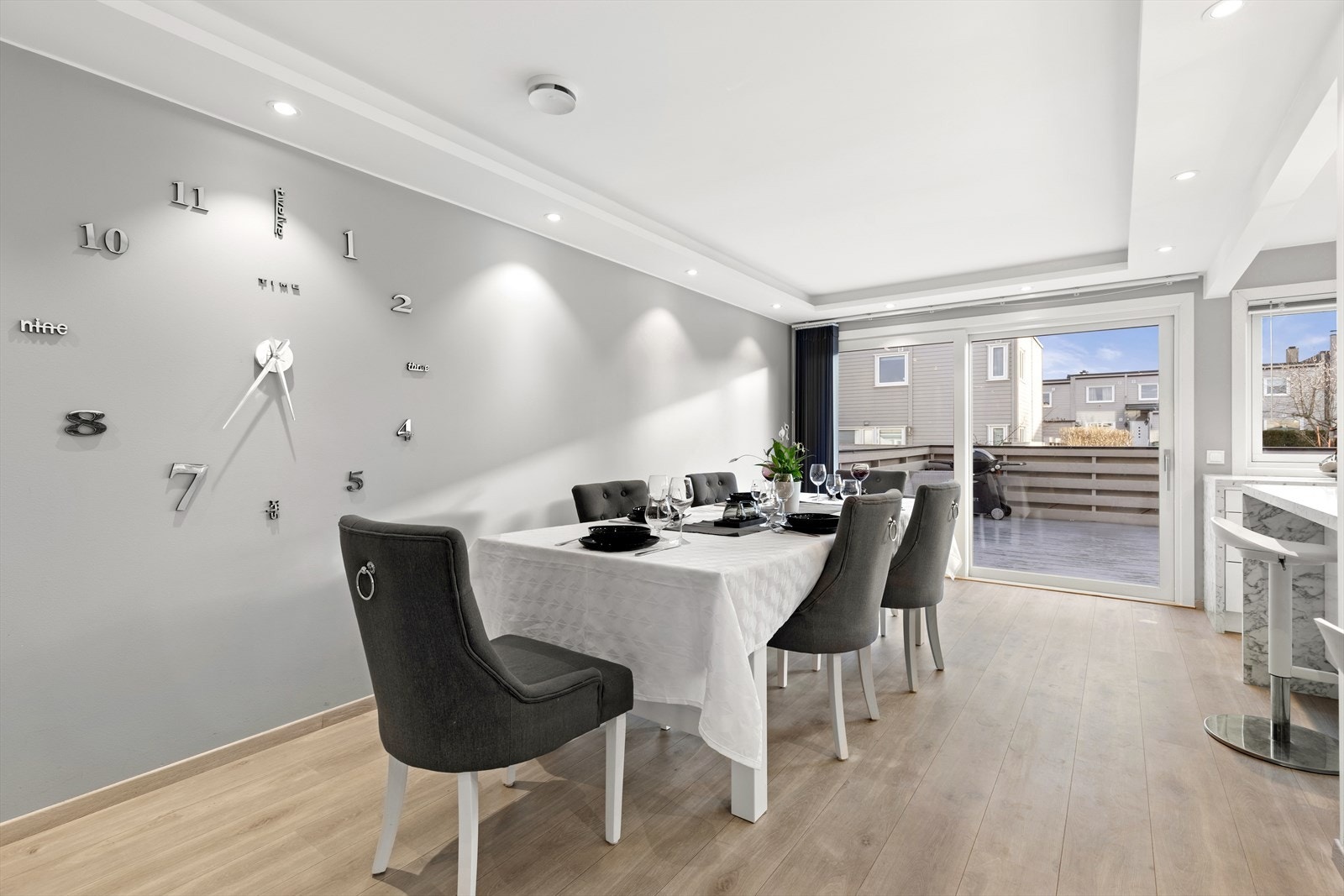 Fra spisestuen er det utgang til balkongen på 35 kvm. Galleribilde