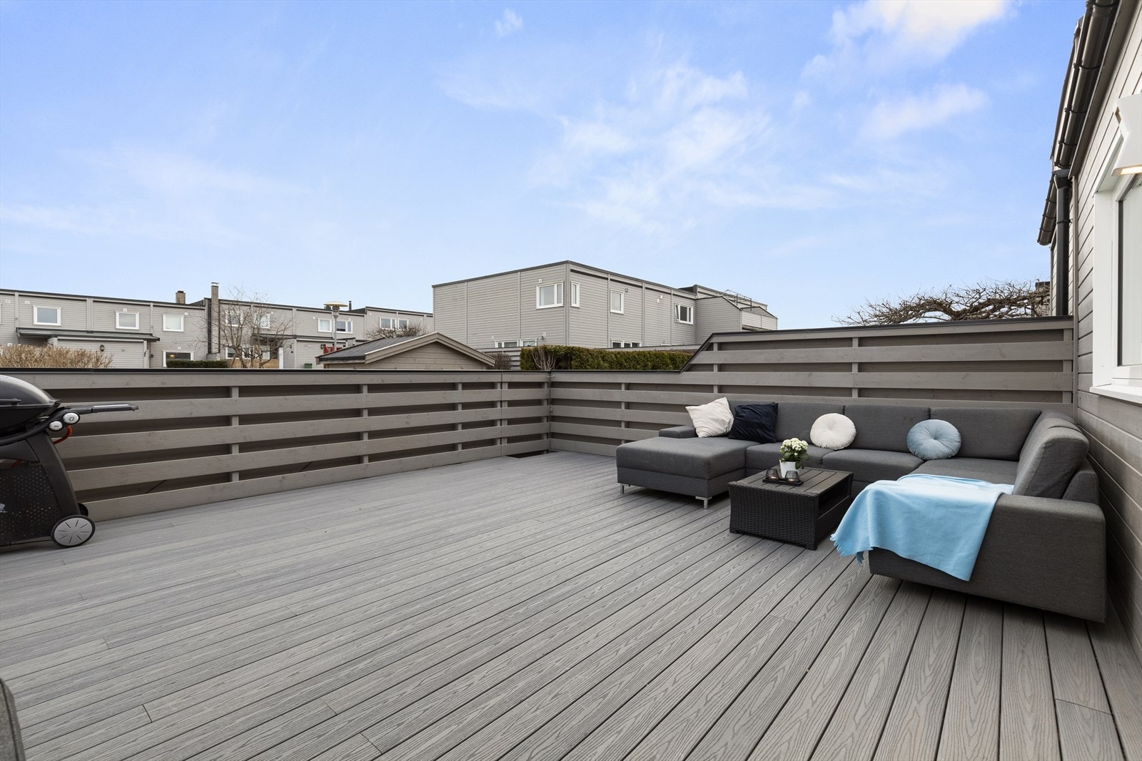 Boligen har en romslig terrasse på ca. 35 m² med god plass for utemøbler og sosiale soner. Galleribilde