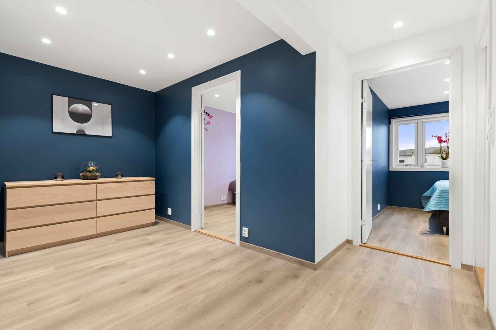 Fra oppholdsrommet er det adkomst til etasjens fire soverom og bad. Galleribilde