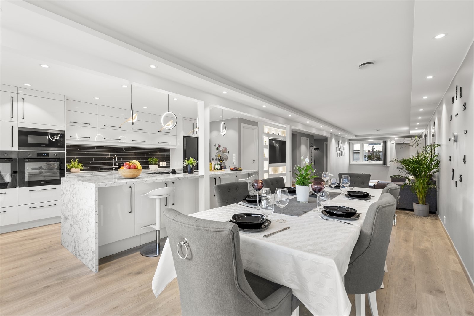 Det er romslig med plass i spisestuen, med en kjøkkenøy. Galleribilde