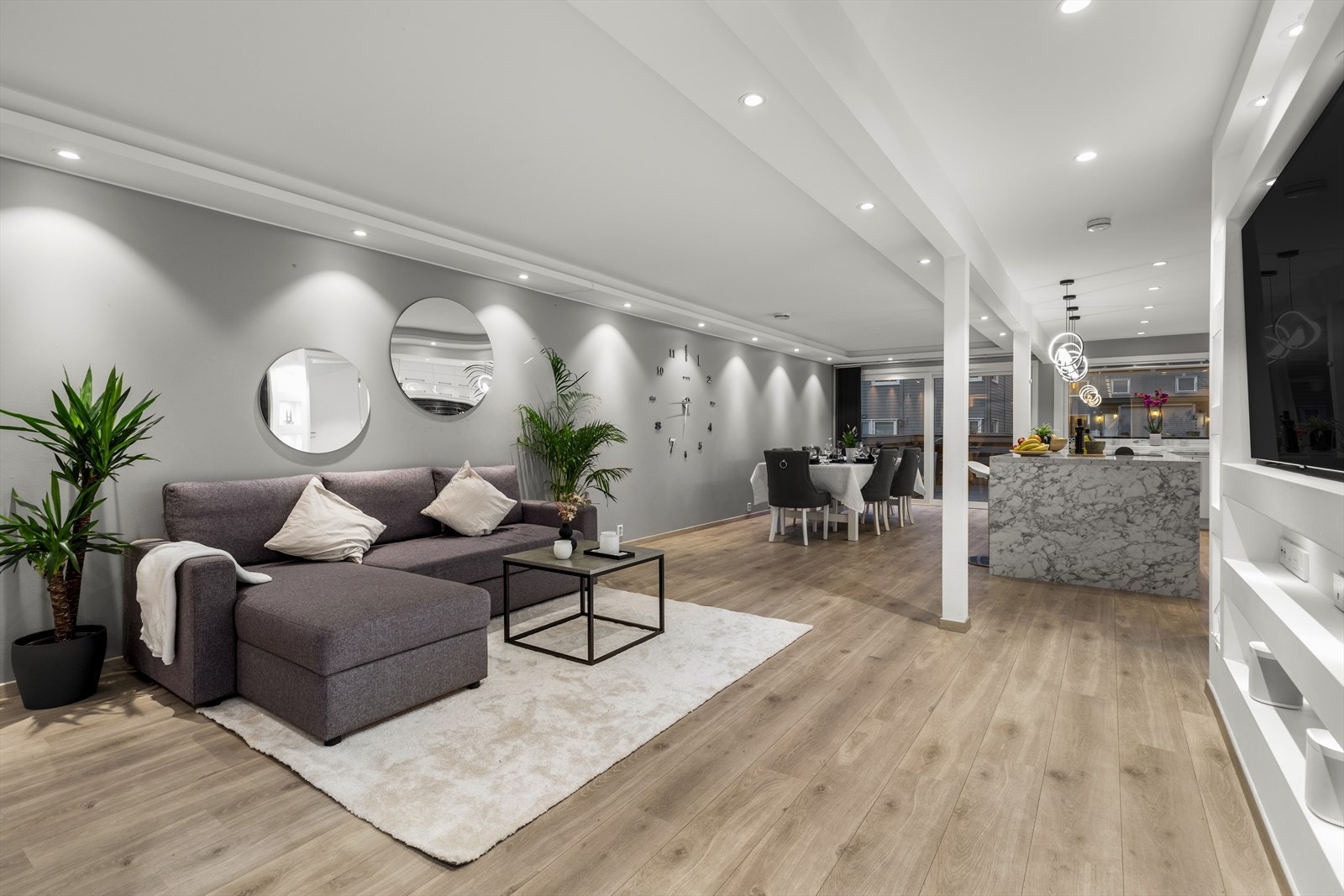 Stuen er åpen og luftig, og har flere soner. Galleribilde