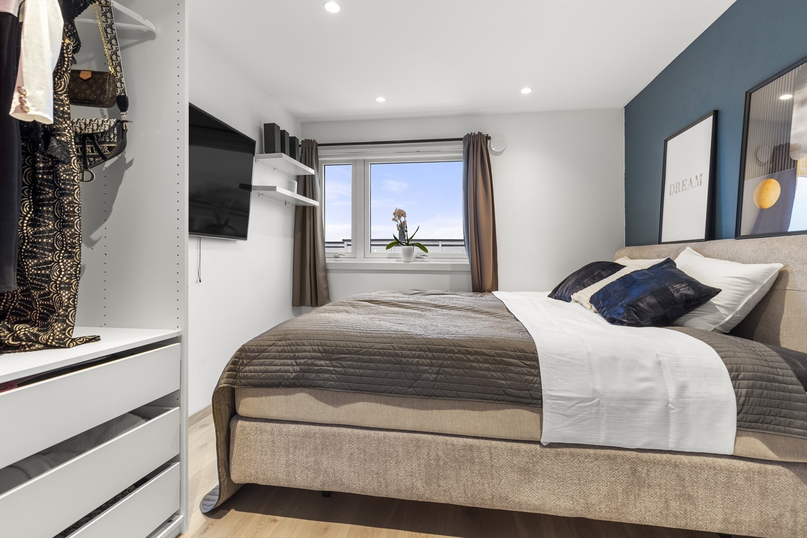 Boligen har totalt 4 soverom, alle praktisk plassert i andre etasje. Galleribilde