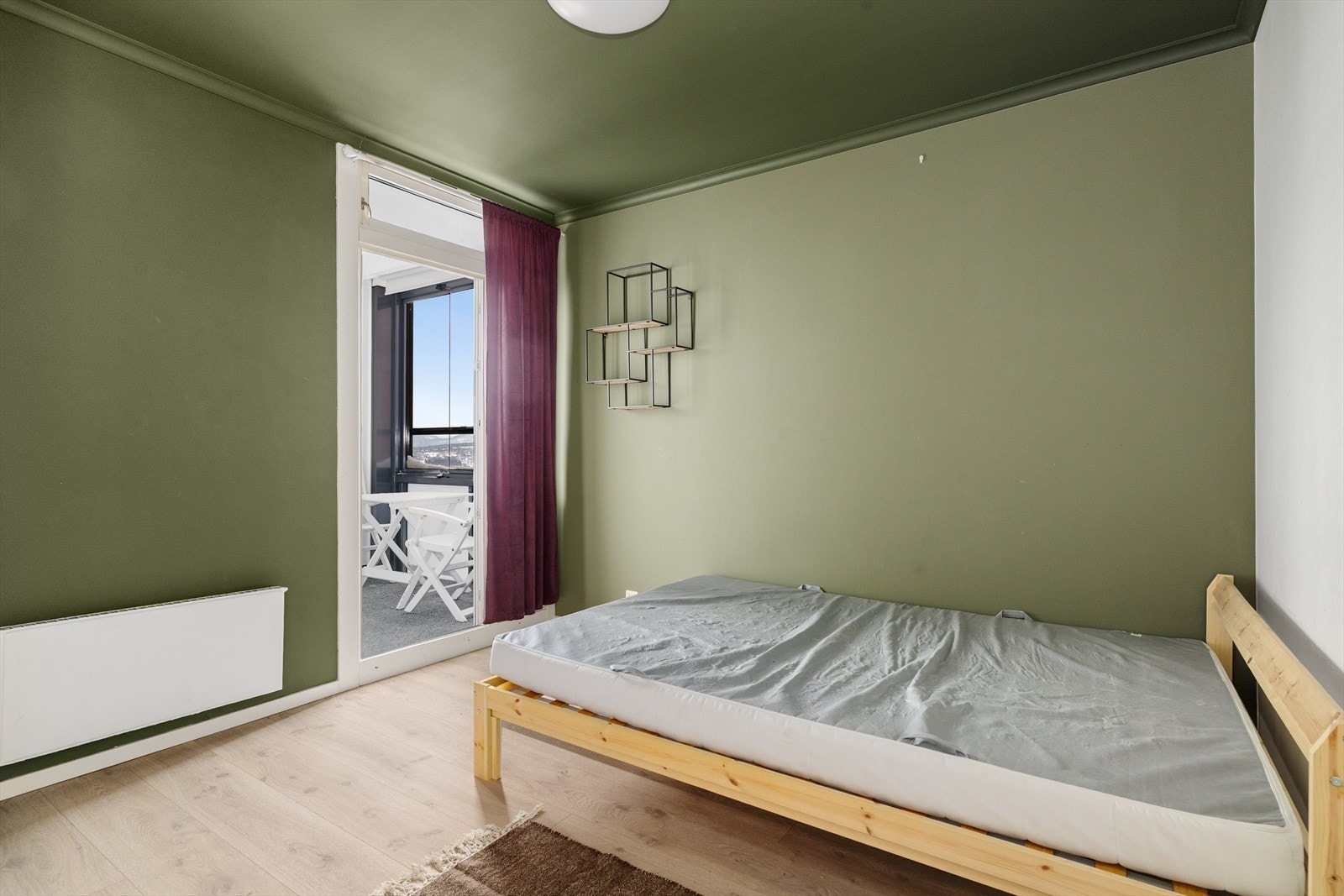 Soverommet er romslig, med fin plass til soveromsmøblement og radiator med oppvarming fra felles anlegg i kjeller. Galleribilde