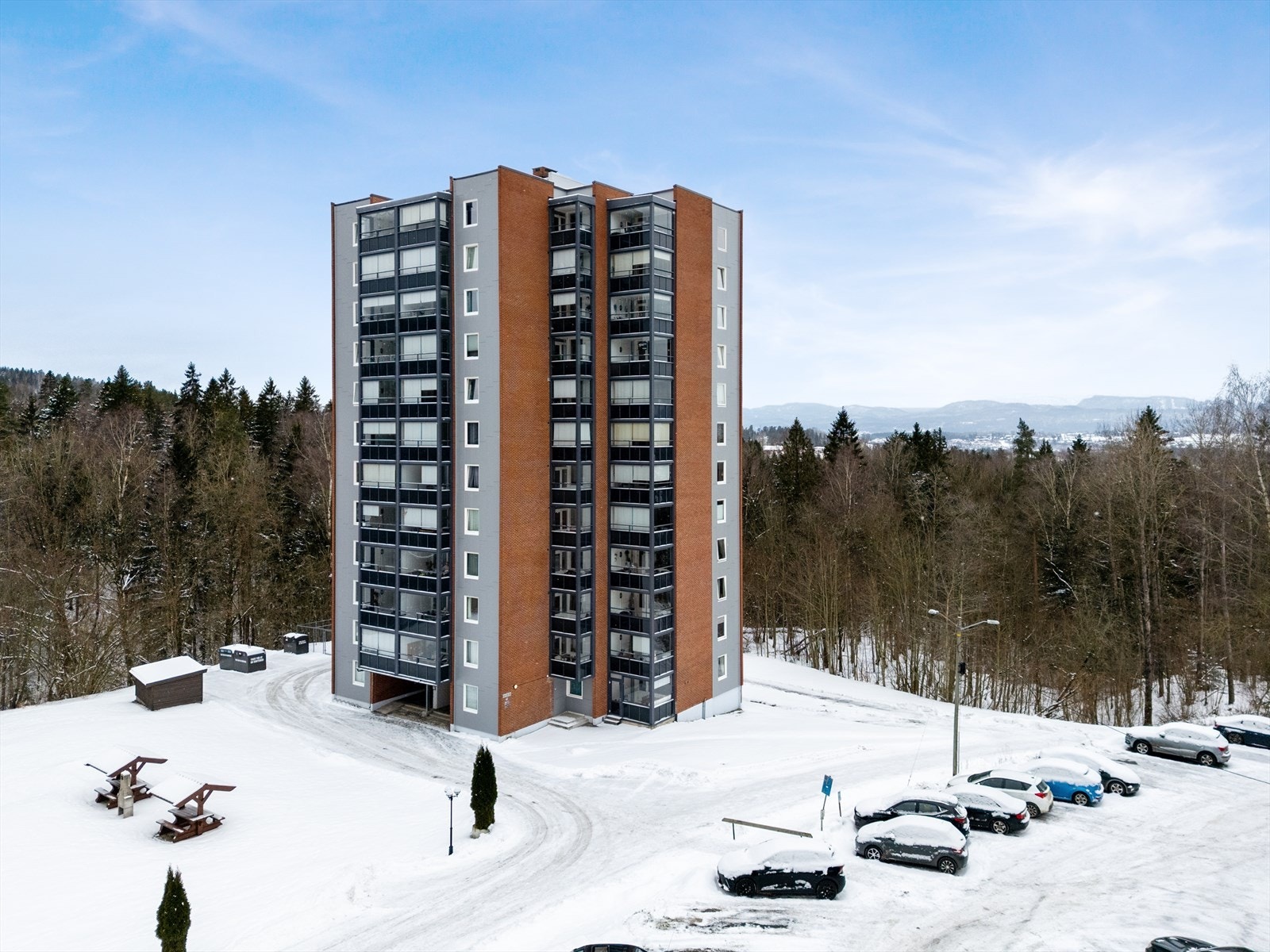 Borettslaget ligger fint til i rolige omgivelser og består av tre høyblokker, hvorav denne blokken ligger helt innerst. Blokken har heis og callinganlegg. Galleribilde