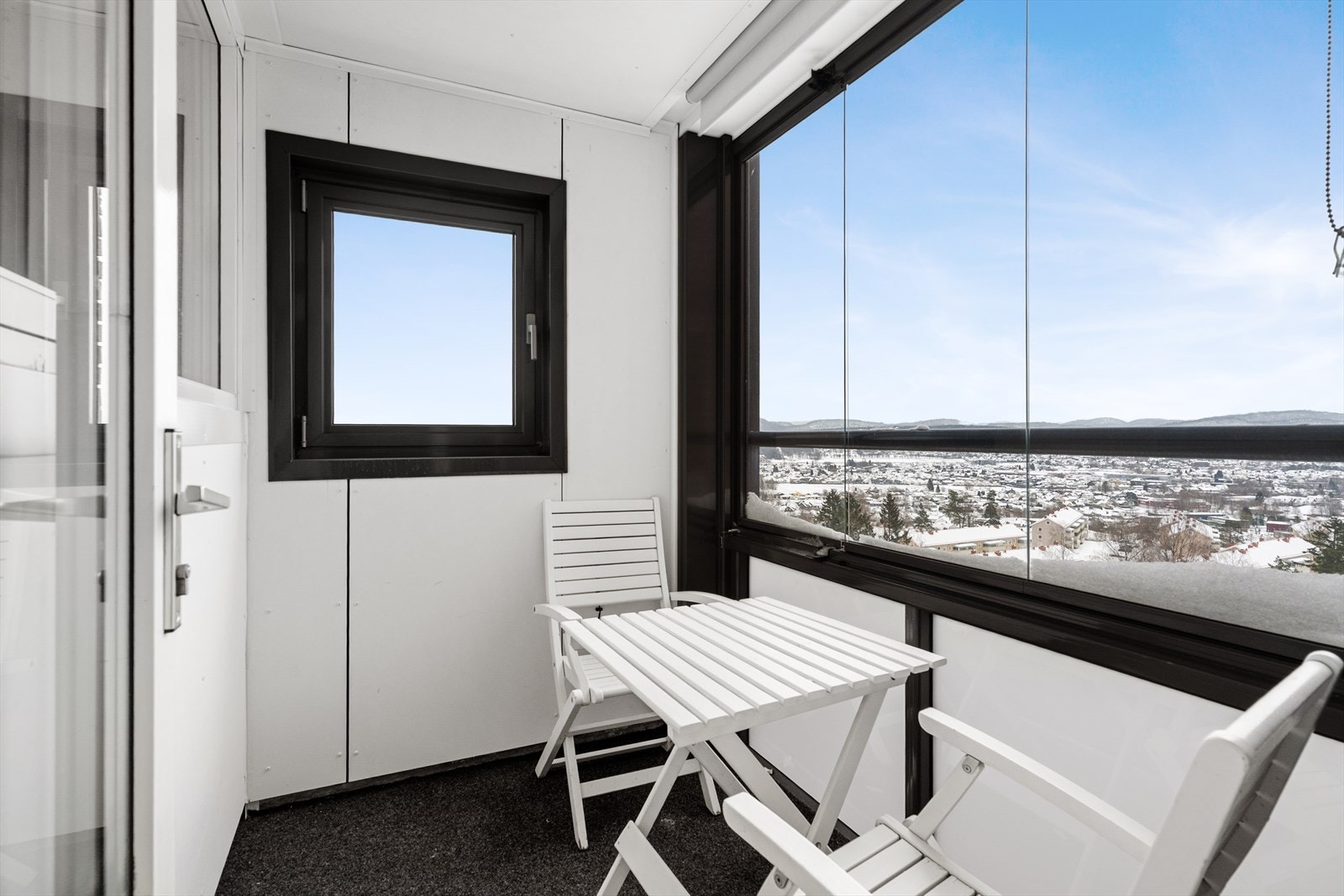 Fra soverommet er det utgang til en mindre balkong mot øst. Balkongene ligger høyt og fritt til, med fin plass til utemøbler og nydelig utsikt! Galleribilde