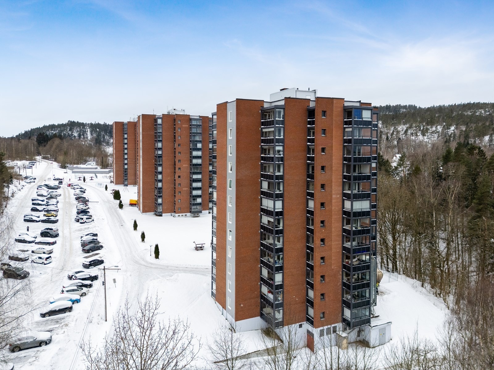 Borettslagets tomt er opparbeidet med fine grøntarealer og felles, asfaltert parkeringsplass. Borettslaget har 6 uttak for lading av elbil. Galleribilde