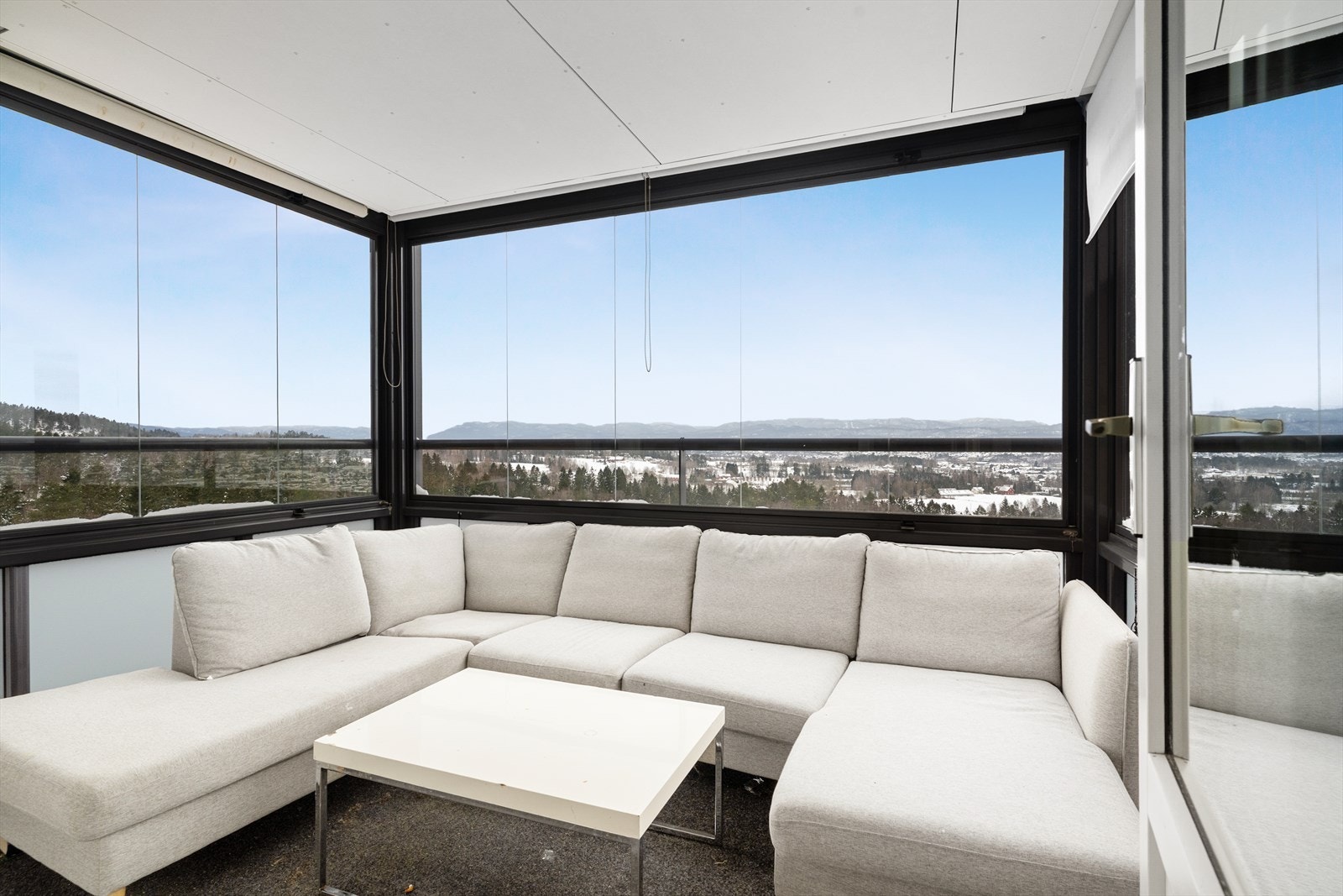 Leiligheten har to innglassede balkonger og fantastisk utsikt! Balkonger er rehabilitert og innglasset i regi av borettslaget i 2017. Galleribilde