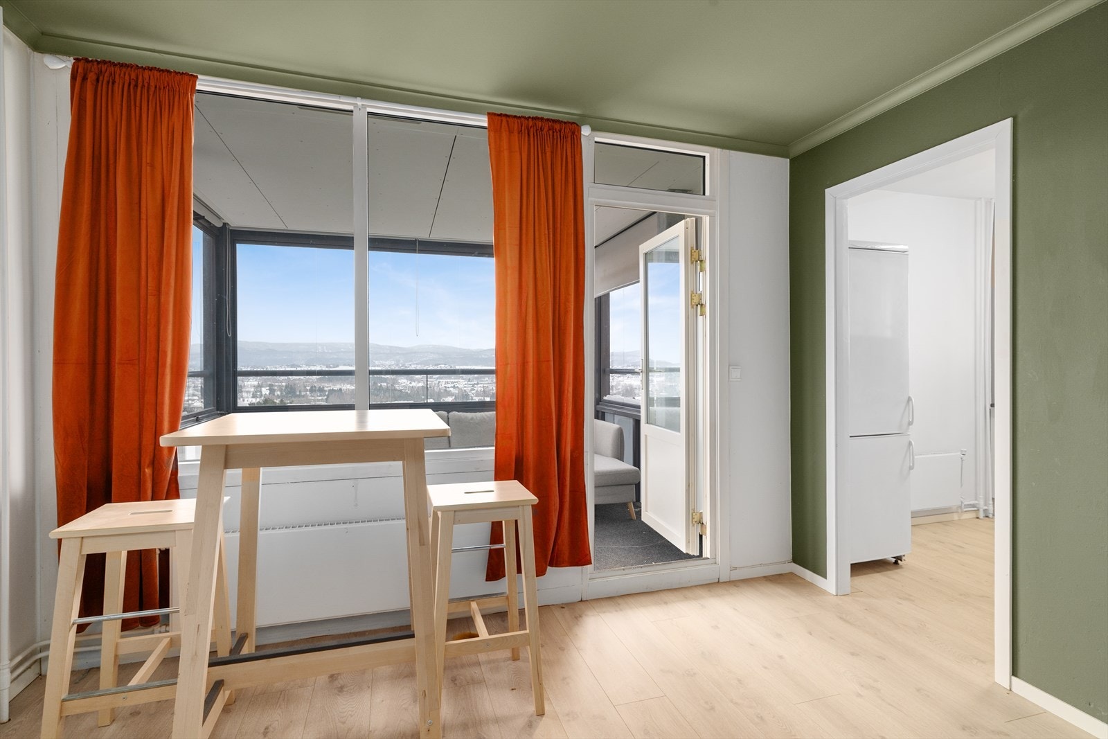 Radiator med oppvarming fra felles anlegg i kjeller. Overflater består av laminat på gulv, malte veggflater og malt betong i tak. Galleribilde