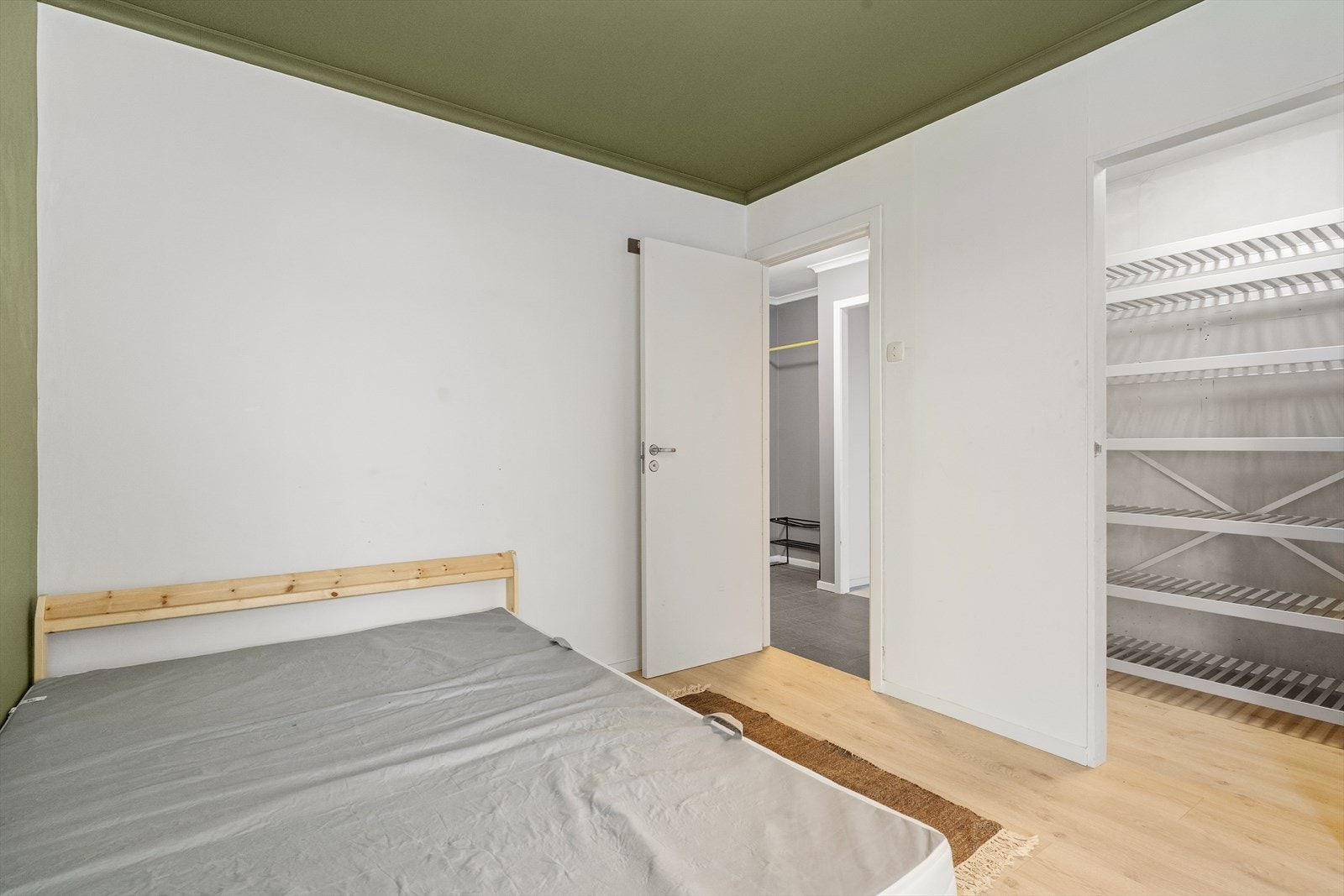 Soverommet har tilliggende garderobe/bod, med fin plass til oppbevaring av klær og diverse. Galleribilde