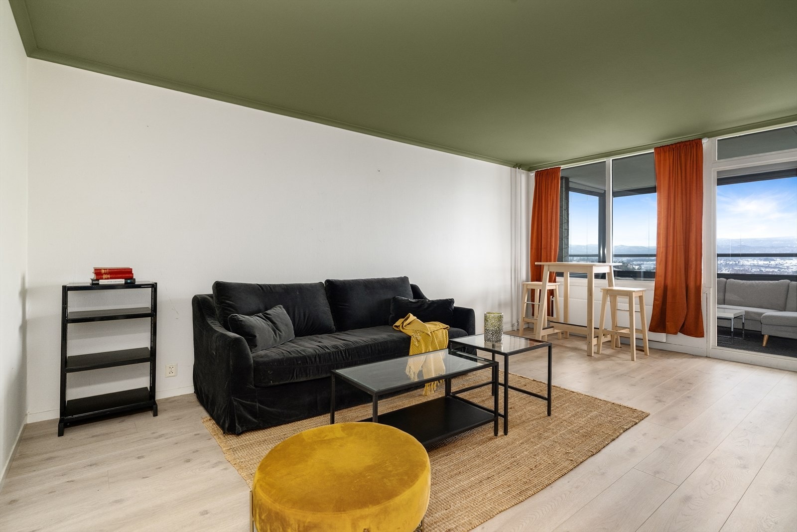 Leiligheten er pent overflateoppusset i senere tid, og selges møblert. Kabel tv og internett, samt sentralfyr og varmtvann er inkl. i felleskostnader. Galleribilde