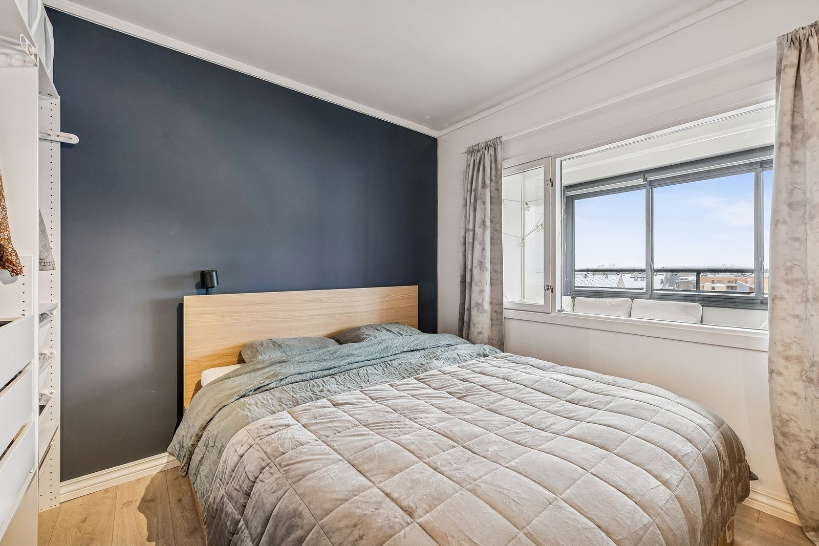 Romslig soverom med garderobeskap Galleribilde