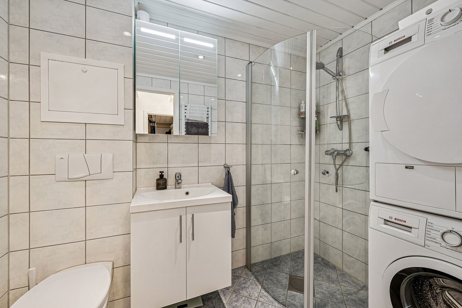 Bad/WC med varmekabler og opplegg for vaskemaskin Galleribilde