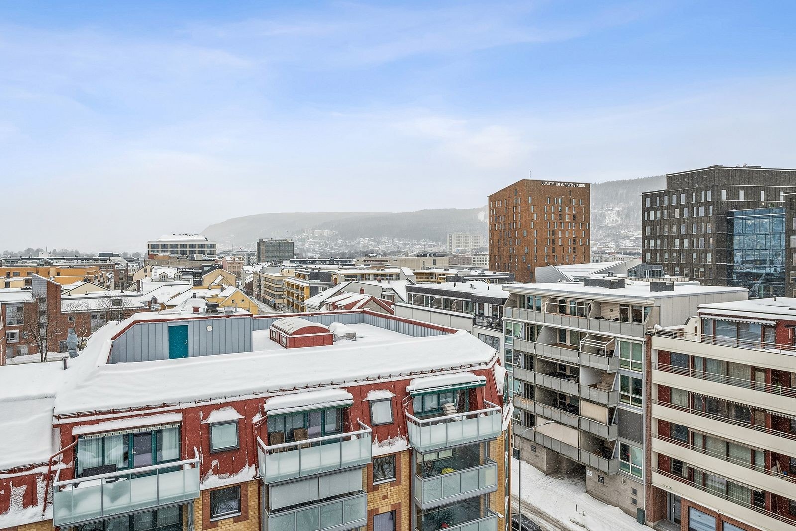 Beliggenheten byr også på en vidstrakt utsikt over Strømsø, samt svært gode solforhold Galleribilde