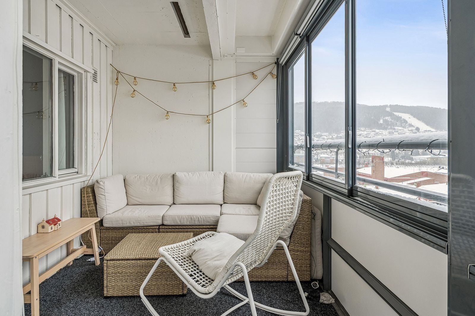 Vestvendt og innglasset balkong på ca. 15 m² Galleribilde