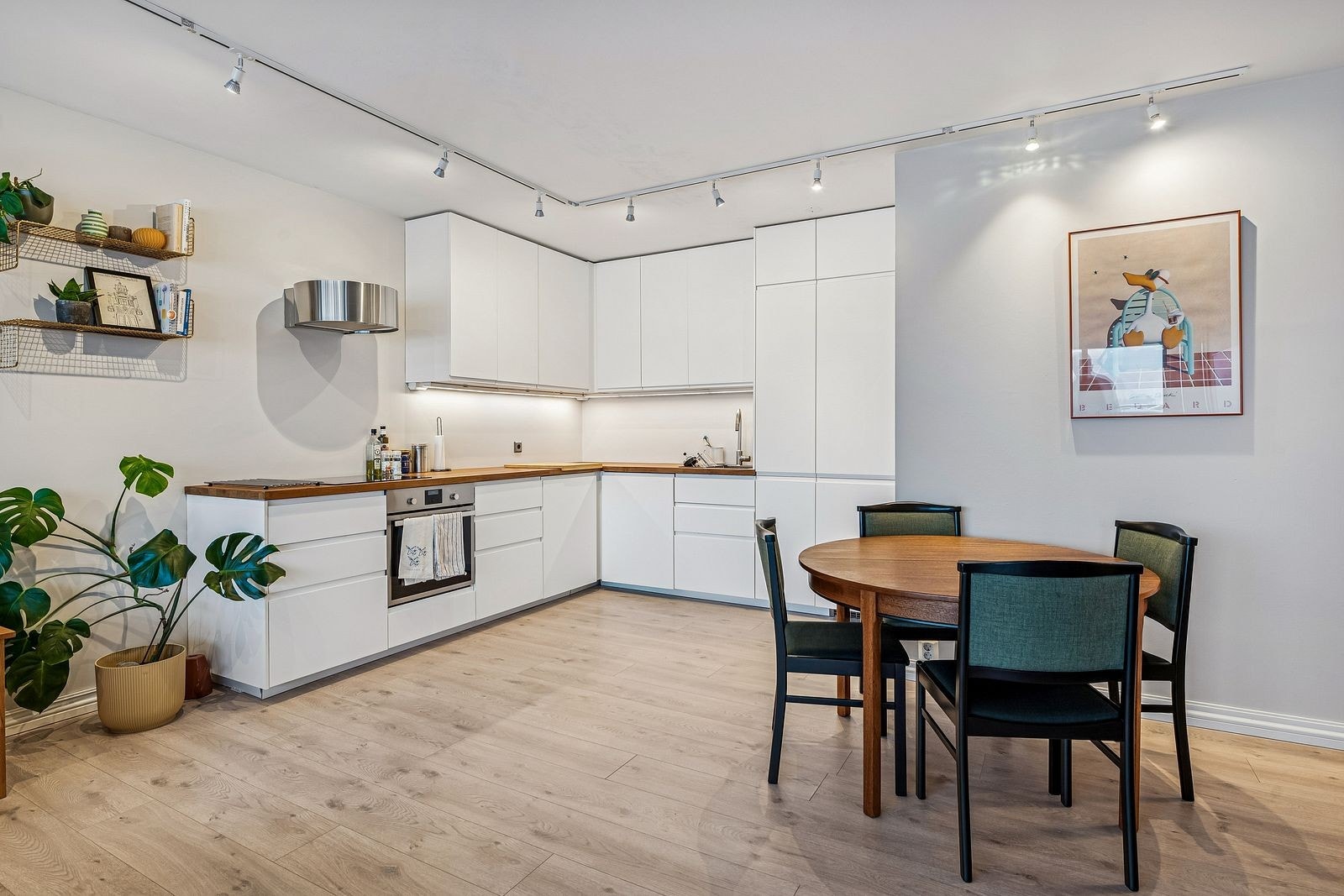 Lekkert kjøkken med integrerte hvitevarer Galleribilde