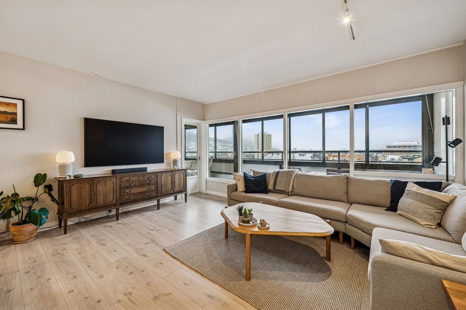 Romslig stue med flott utsikt og utgang til balkong Galleribilde