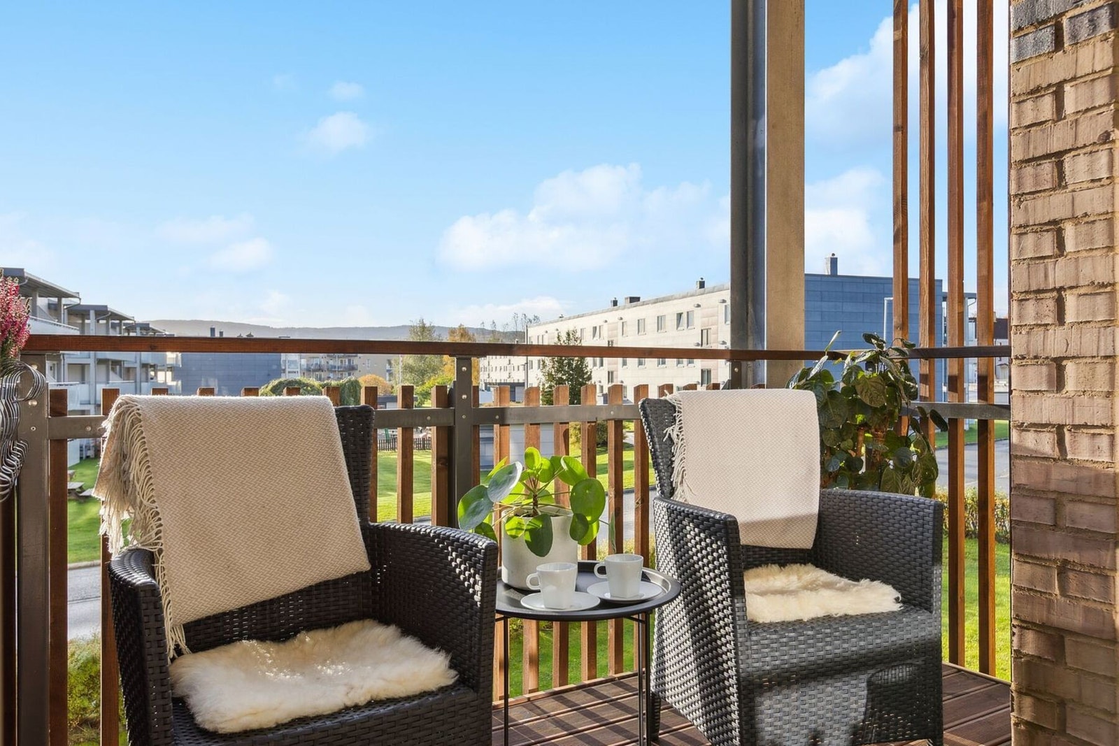 Fra stuen har du direkte adkomst til herlig balkong med gode solforhold. Galleribilde