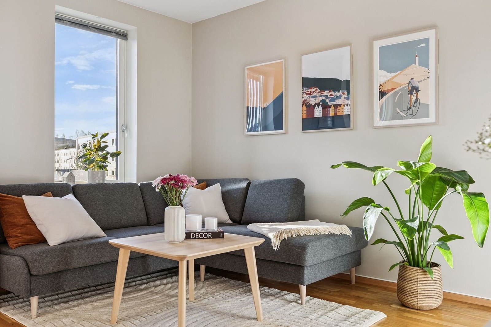 En velholdt leilighet med moderne kvaliteter som fjernvarme og balansert ventilasjon. Galleribilde