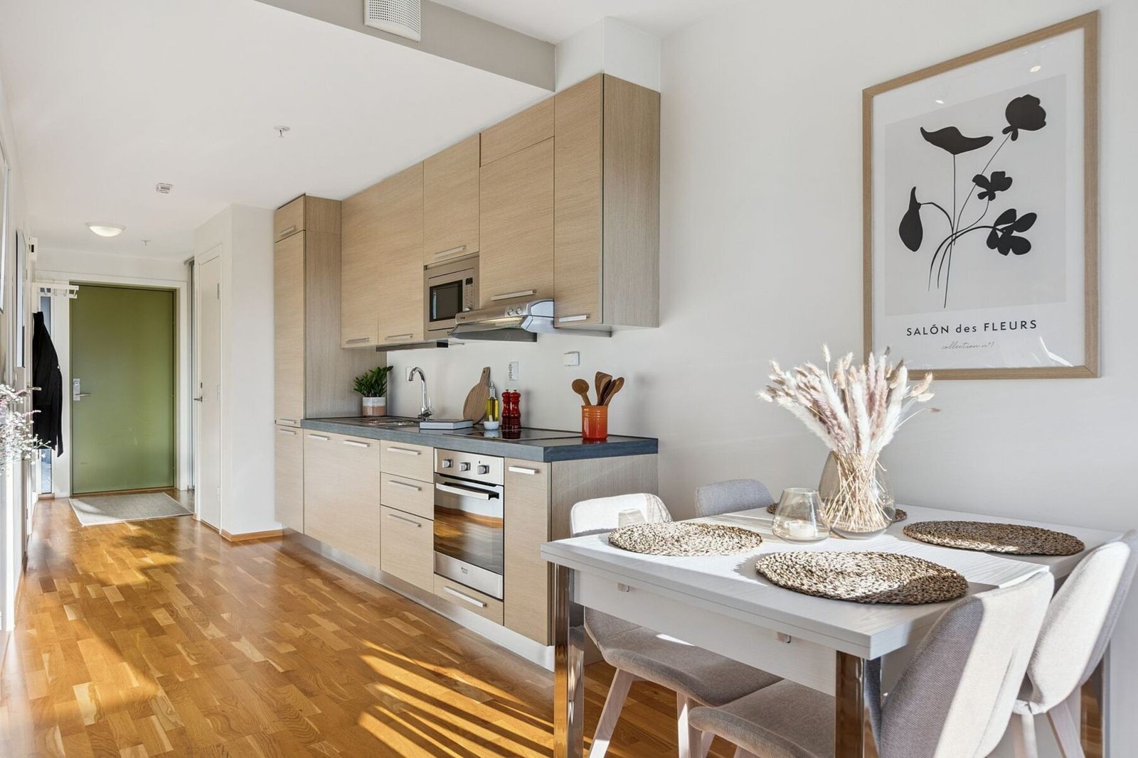 Kjøkkenet ligger naturlig adskilt fra stuen og måler hele 7 kvadratmeter. Galleribilde