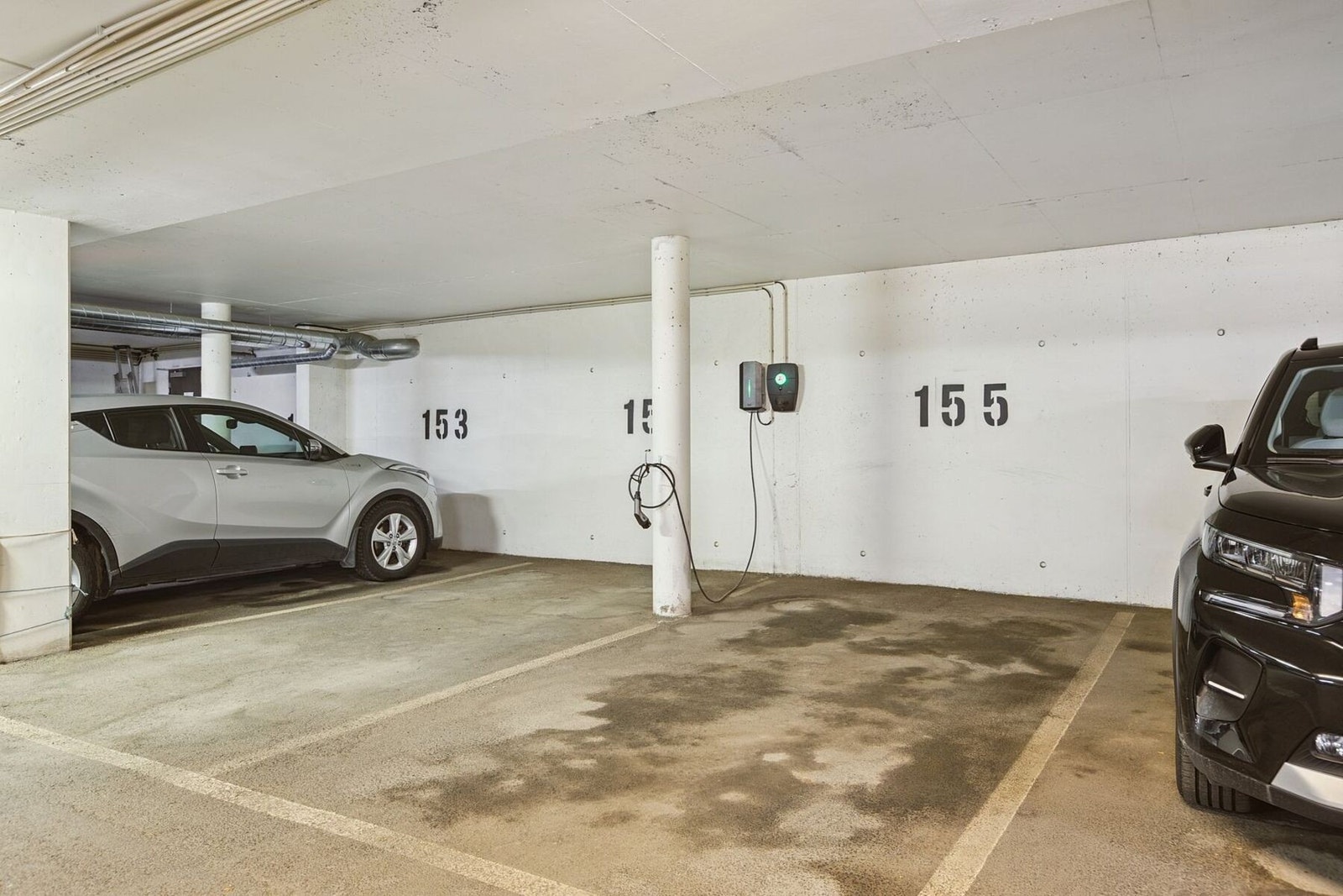 Med leiligheten følger en parkeringsplass i felles kjeller med etablert mulighet for lading. I kjelleren er det også felles sykkelparkering for beboerne. Galleribilde