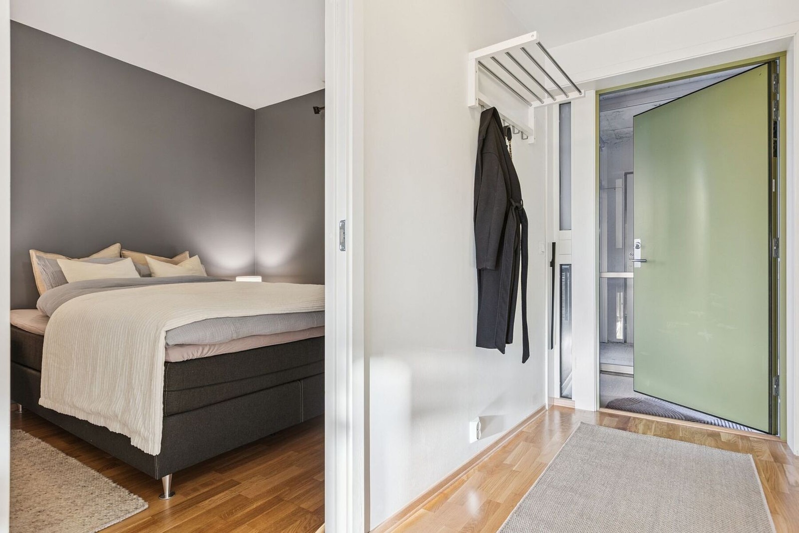 Felleskostnadene er lave på kr 2 574,- i mnd. og inkluderer blant annet fjernvarme, TV/bredbånd og garasjekostander. Galleribilde