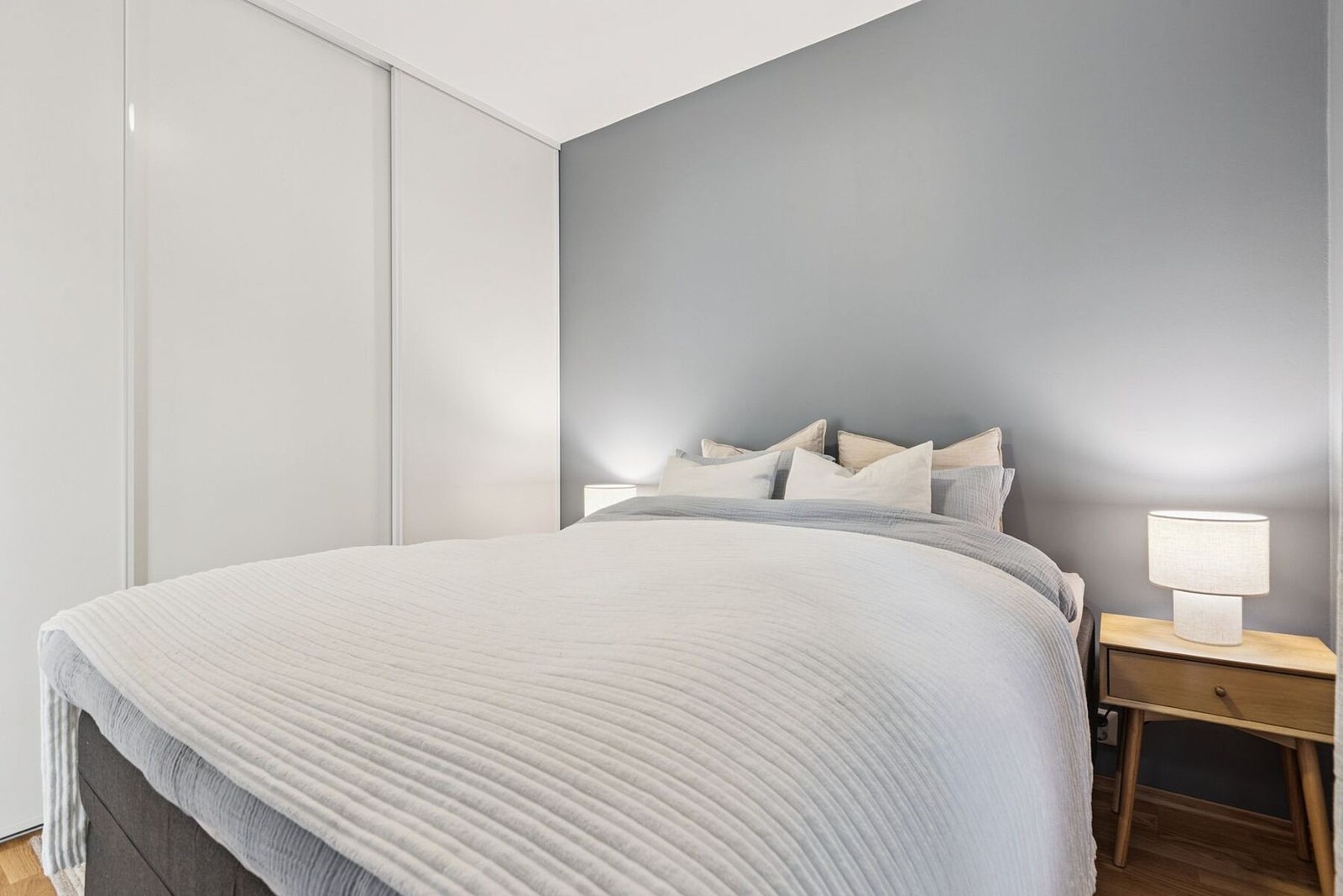 Her får du praktisk skyvedørsgarderobe som sikrer godt med oppbevaring. Galleribilde