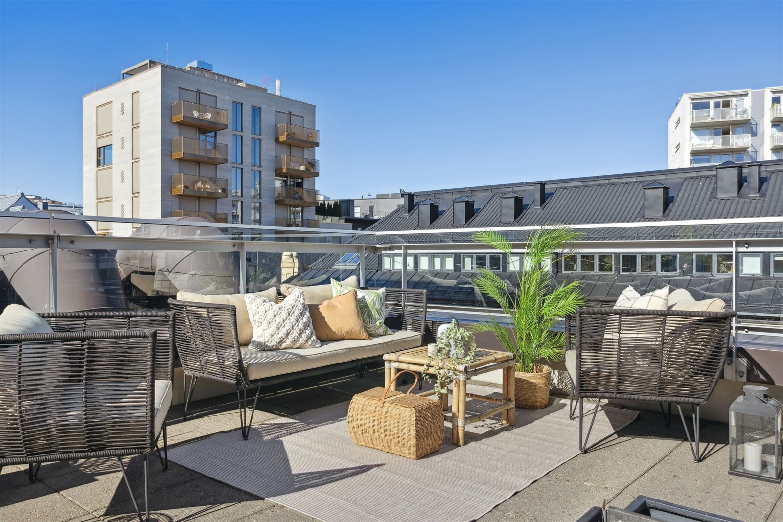 Her har du svært god plass til å invitere venner og familie for å nyte godværsdager i hyggelig selskap. Galleribilde