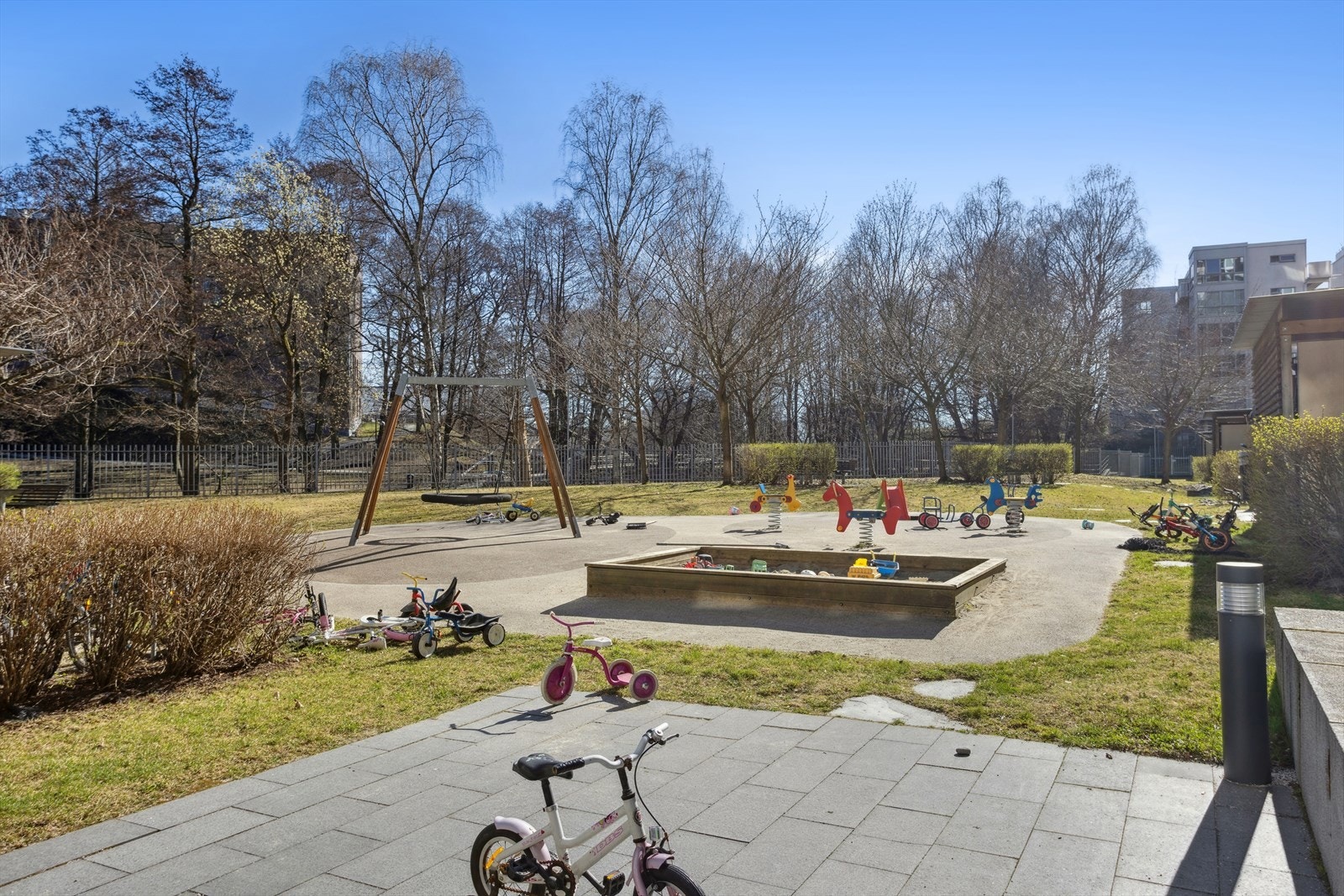 Flott uteområdet med parkanlegg og lekeplass til de minste. Galleribilde