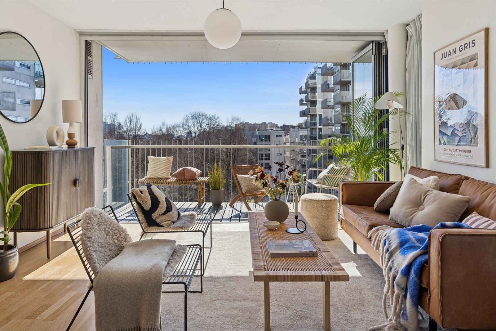 Fra stuen kommer du ut på balkongen via skyvedørene som kan trekkes helt til siden. Denne balkongen har både nydelig utsikt ned mot Akerselva og vender i sin helhet sørvestvendt. Galleribilde