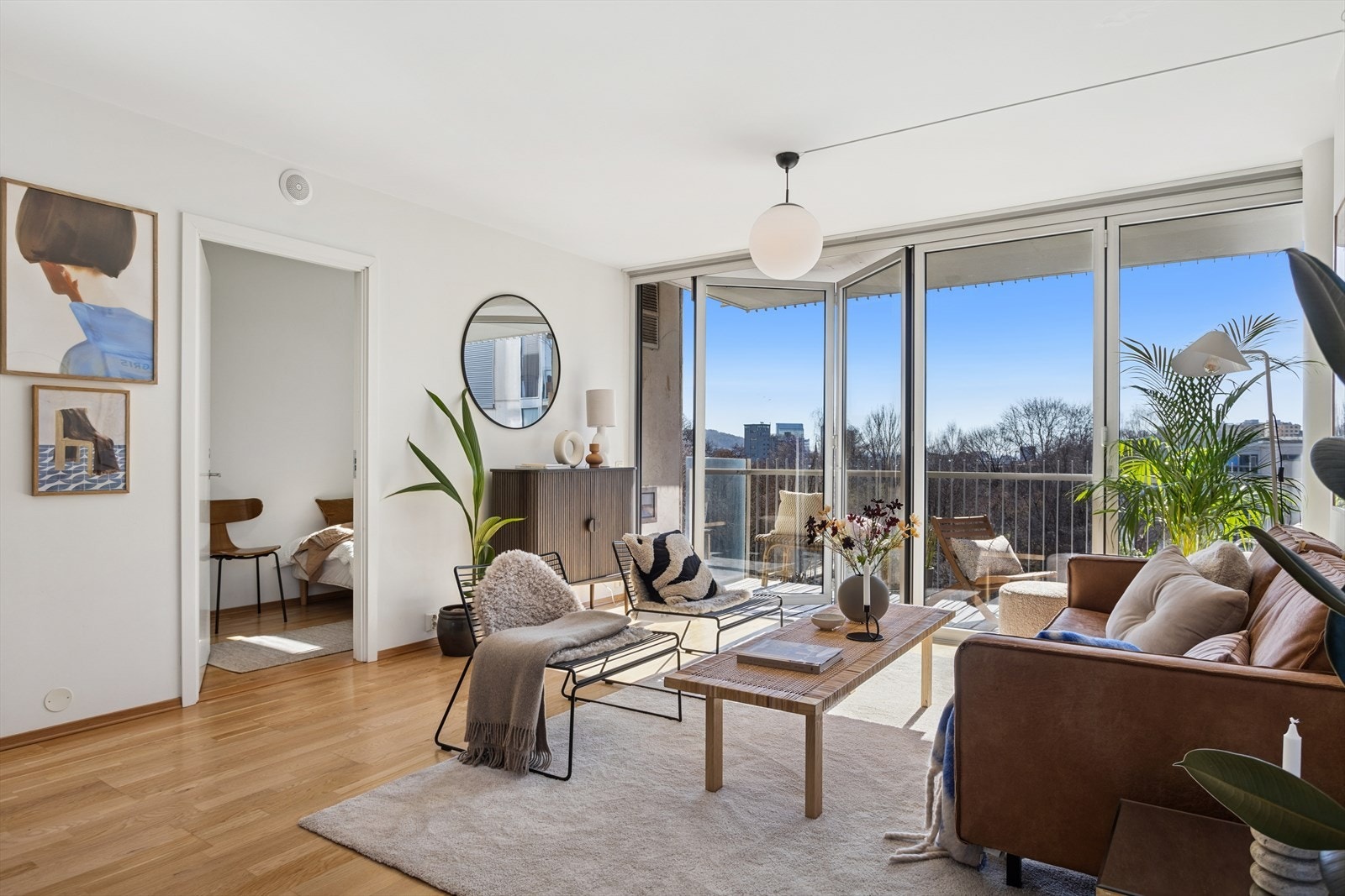 Stuen er det naturlige samlingspunktet og fremstår som lys og luftig. Galleribilde