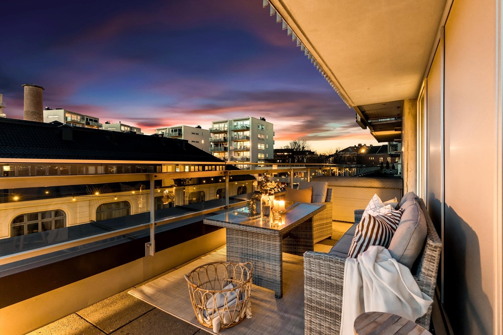 Den private terrassen munner ut i felles takterrasse og er avdelt med blomsterpotter. Galleribilde