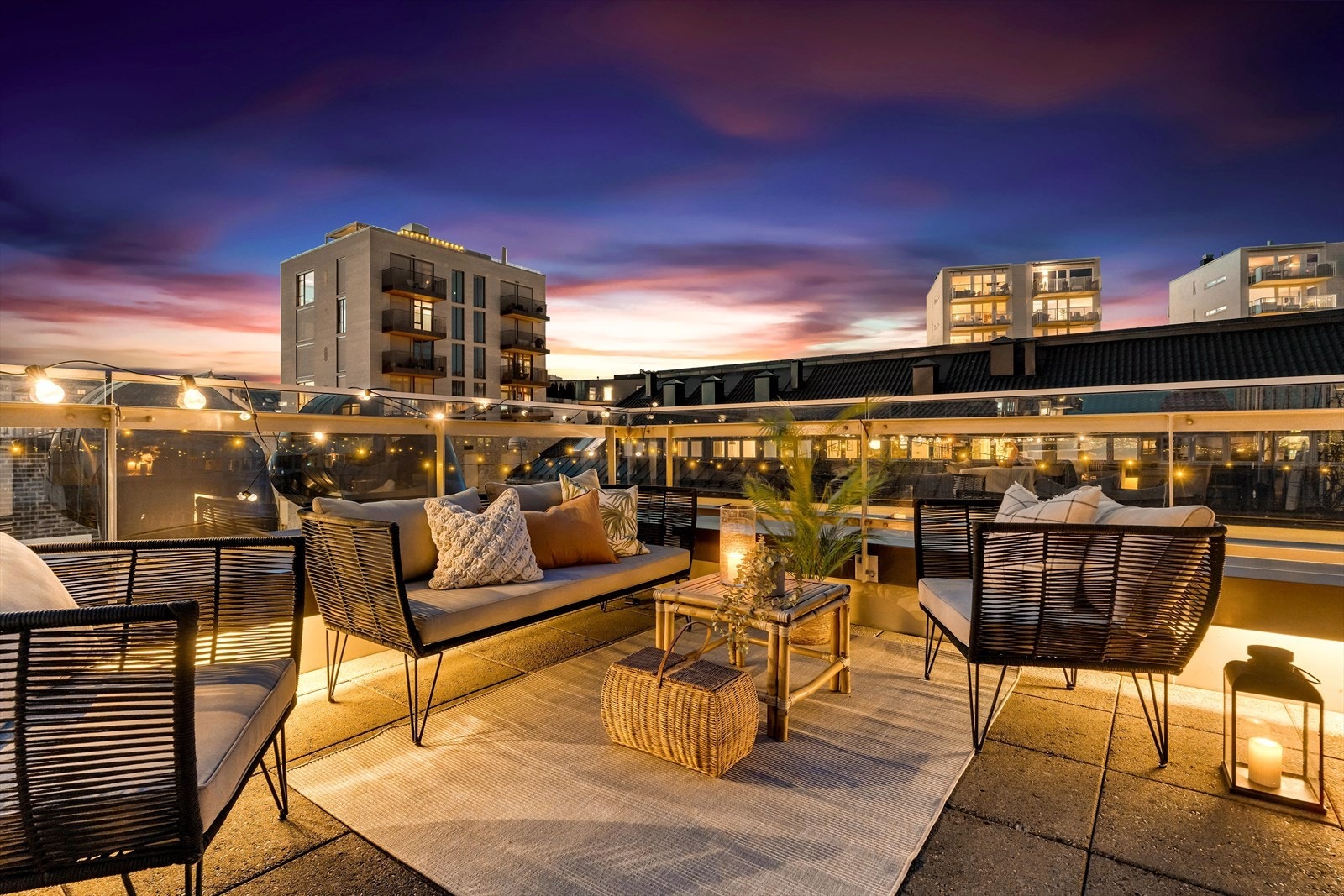 Kveldsstemning på terrassen. Galleribilde