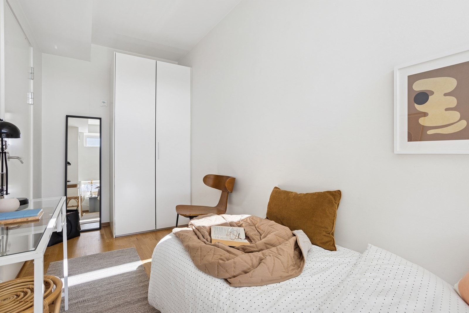 Det er plass til romslig gardeobeløsning i hjørnet. Galleribilde