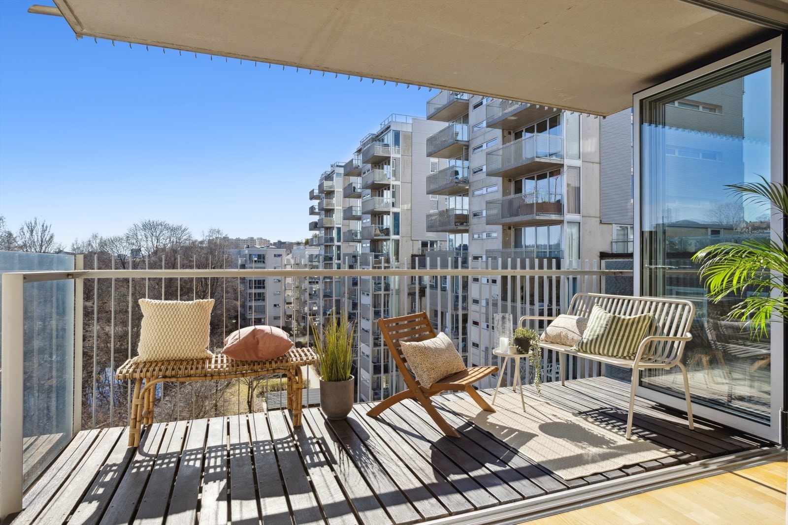 Med den sømløse overgangen, blir balkongen som en forlengelse av stuen. Galleribilde