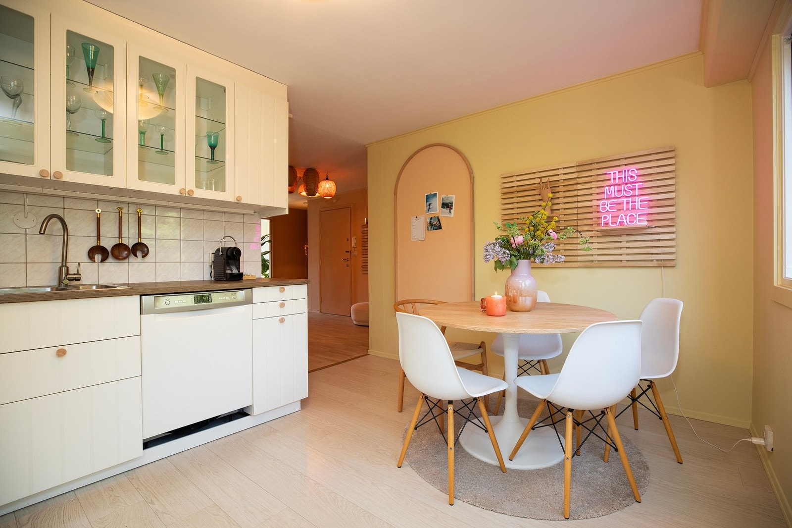 Felles, hyggelig kjøkken med spiseplass. Galleribilde