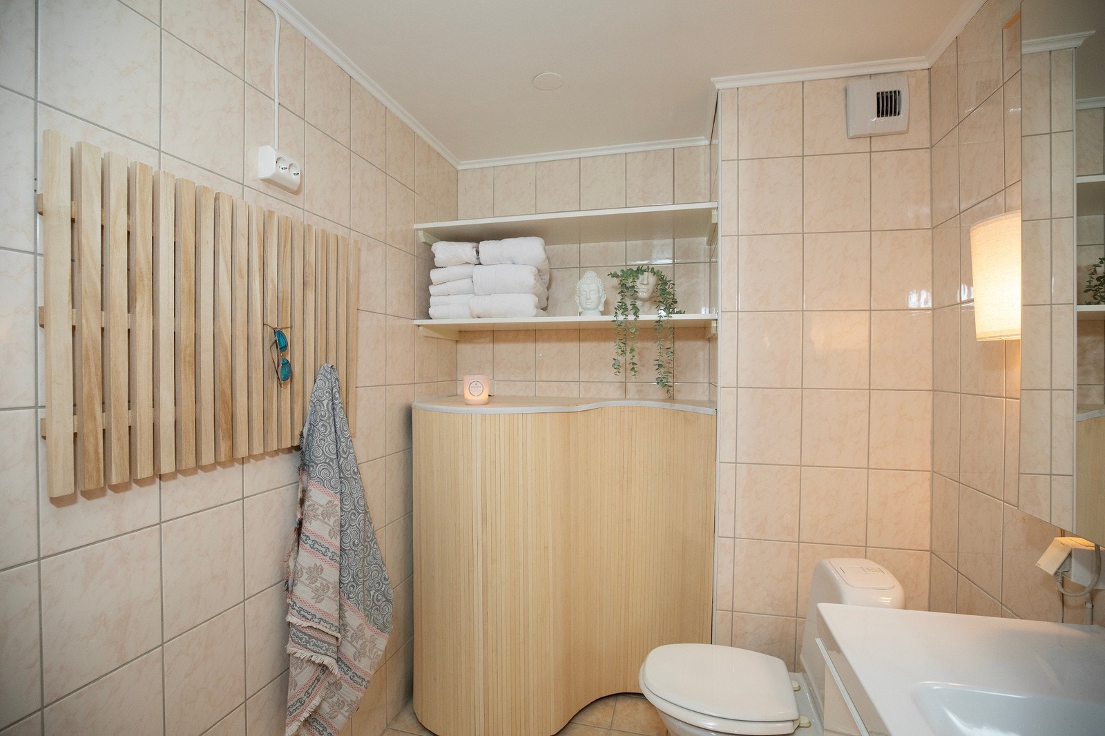 Delikat, flislagt bad med vaskemaskin og tørketrommel. Galleribilde