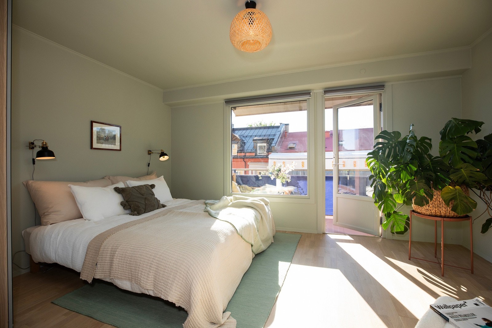 Det grønne rommet er ca. 15 kvm med utgang til solrik balkong. Fullt møblert, ledig fra 1.juni. Galleribilde