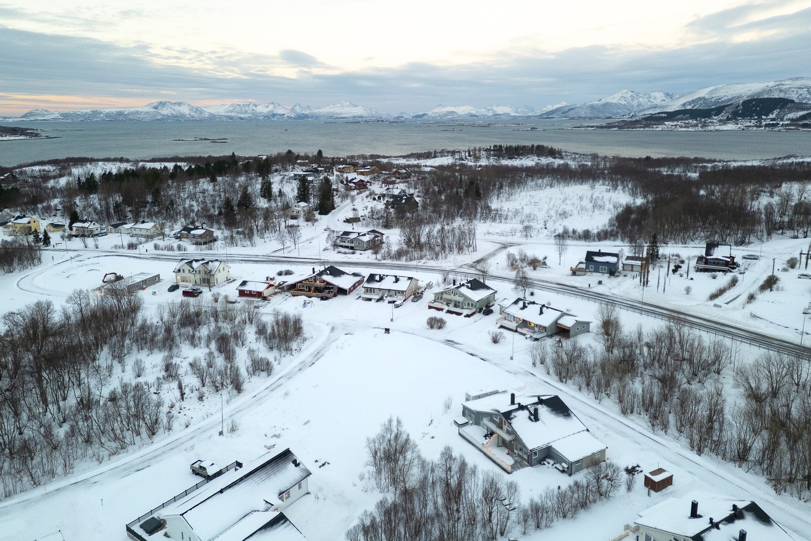 Salget består av to tomter på totalt ca. 1 966 m² Galleribilde