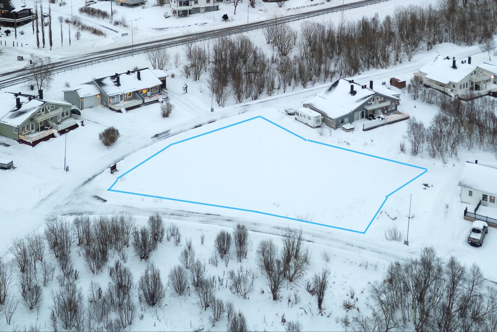 EIE eiendomsmegling Vesterålen v/ Mathias Gjertsen presenterer Sævtjønnveien 11 og Vierveien 2! (Inntegning av tomtegrenser er kun for illustrasjon og kan avvike noe)| Foto: Lunde Images AS Galleribilde