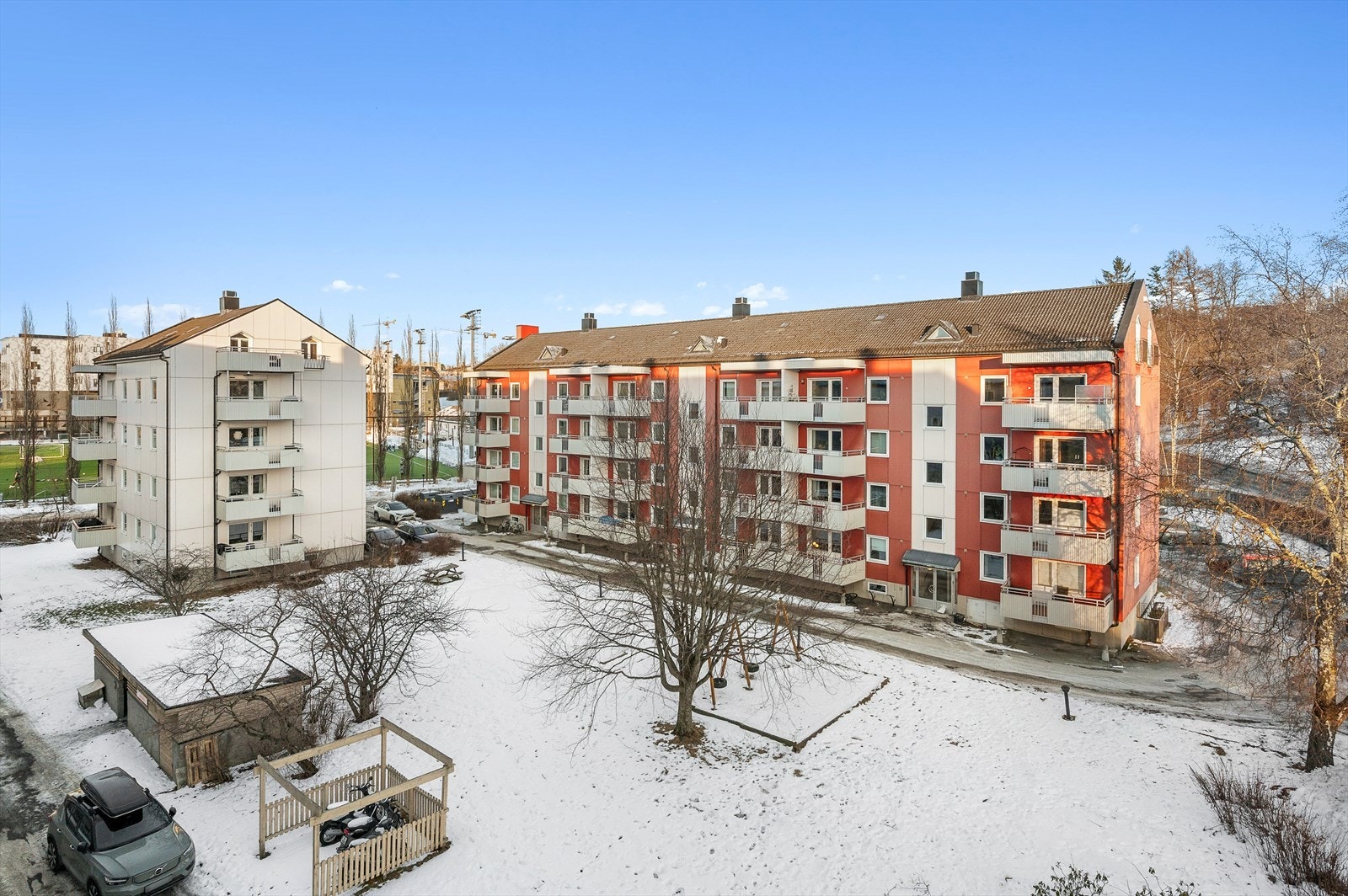 Kort vei til blant annet Handelshøyskolen i Trondheim, NTNU Gløshaugen, SINTEF og St. Olavs, samt meget gode bussforbindelser til BI og NTNU Dragvoll. Galleribilde