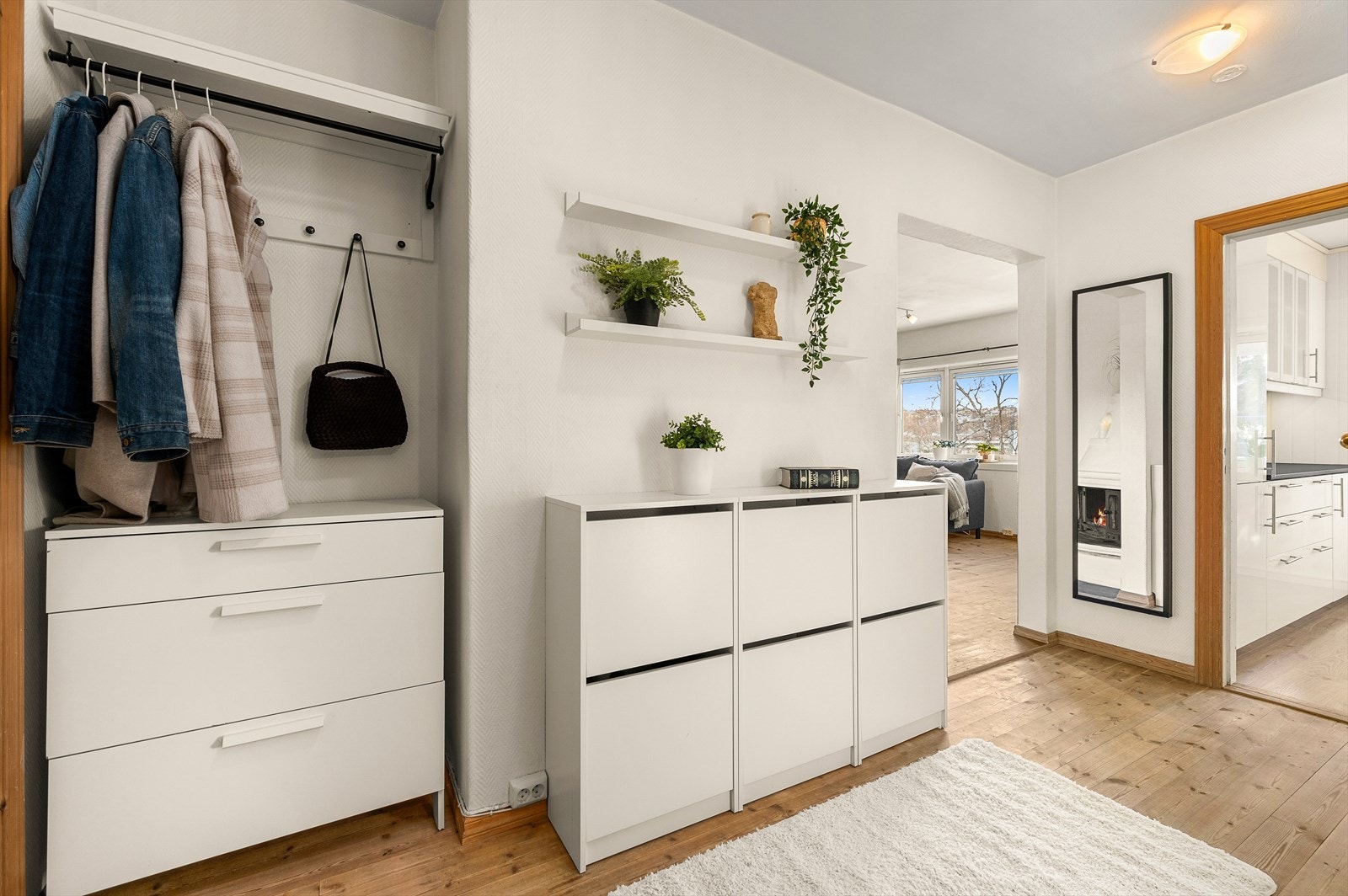 Fint inngangsparti som gir et godt førsteinntrykk av boligen. Galleribilde