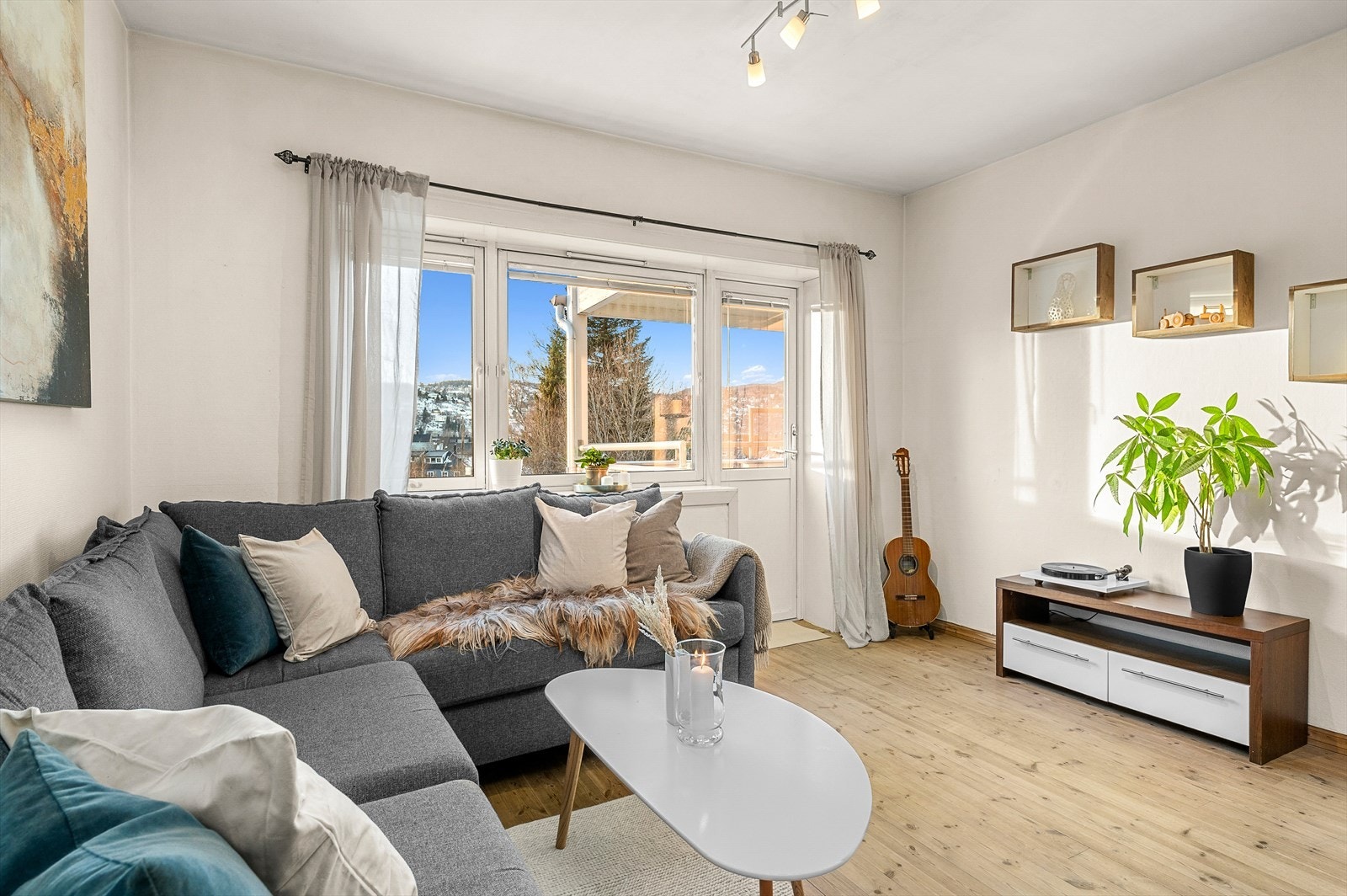 Til leiligheten følger det med to eksterne boder, én i kjelleren på 8 m² og én på loftet på 4 m². Galleribilde