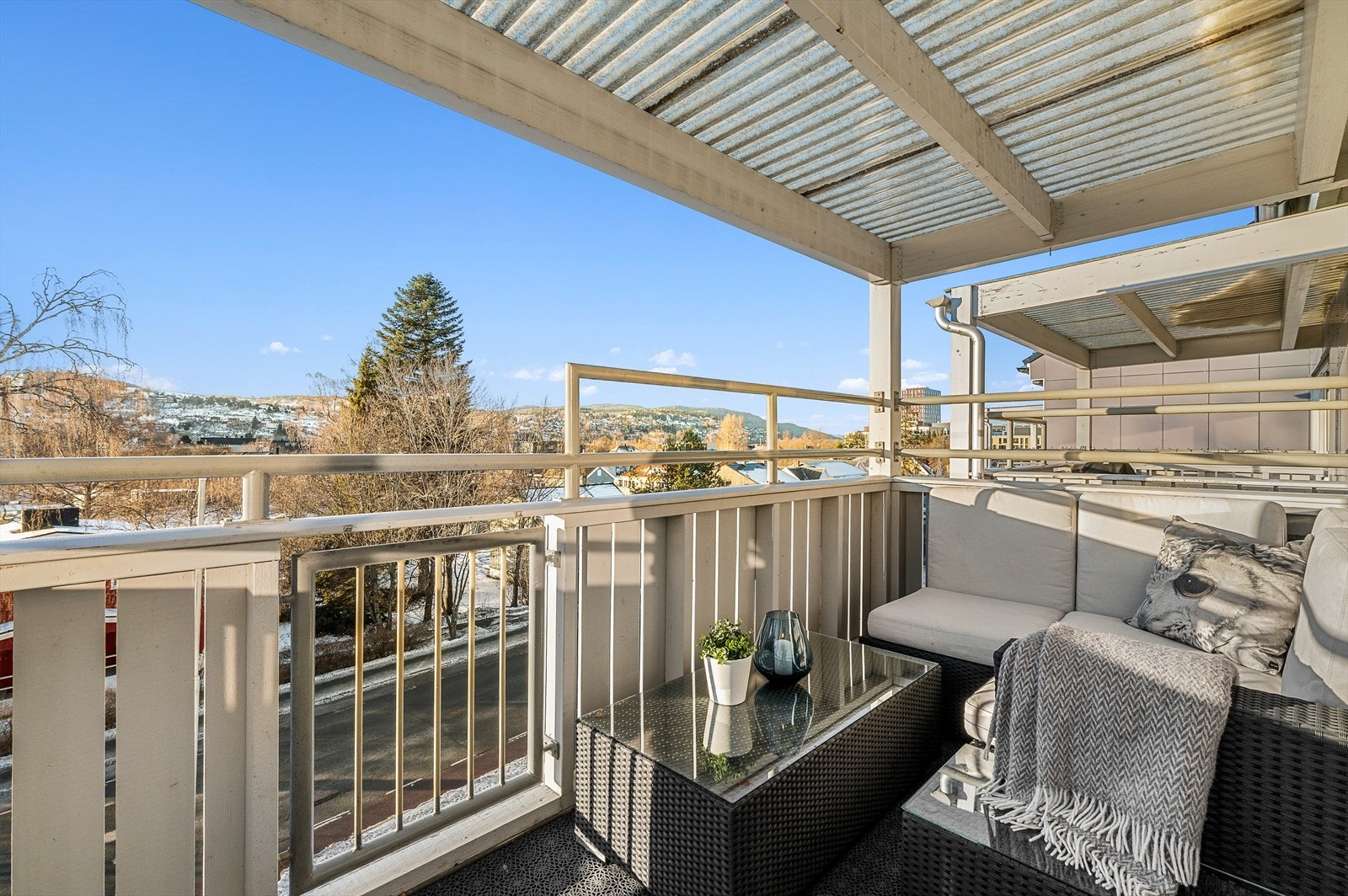 Den vestvendte balkongen oppleves som stor og skjermet, og innbyr til både rolige stunder i solveggen og lange, sosiale kvelder. Galleribilde