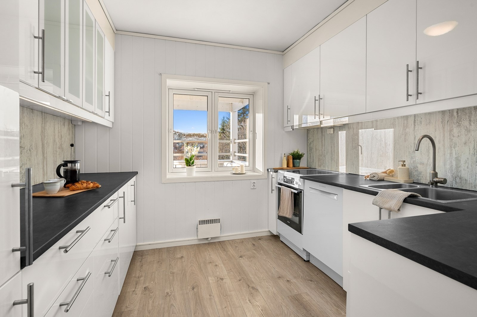 Takstmann har gjennomført en tilstandsvurdering av leiligheten i anledning salg, og har gitt kjøkkenet tilstandsgrad 1. Trygt og forutsigbart for en ny kjøper. Galleribilde