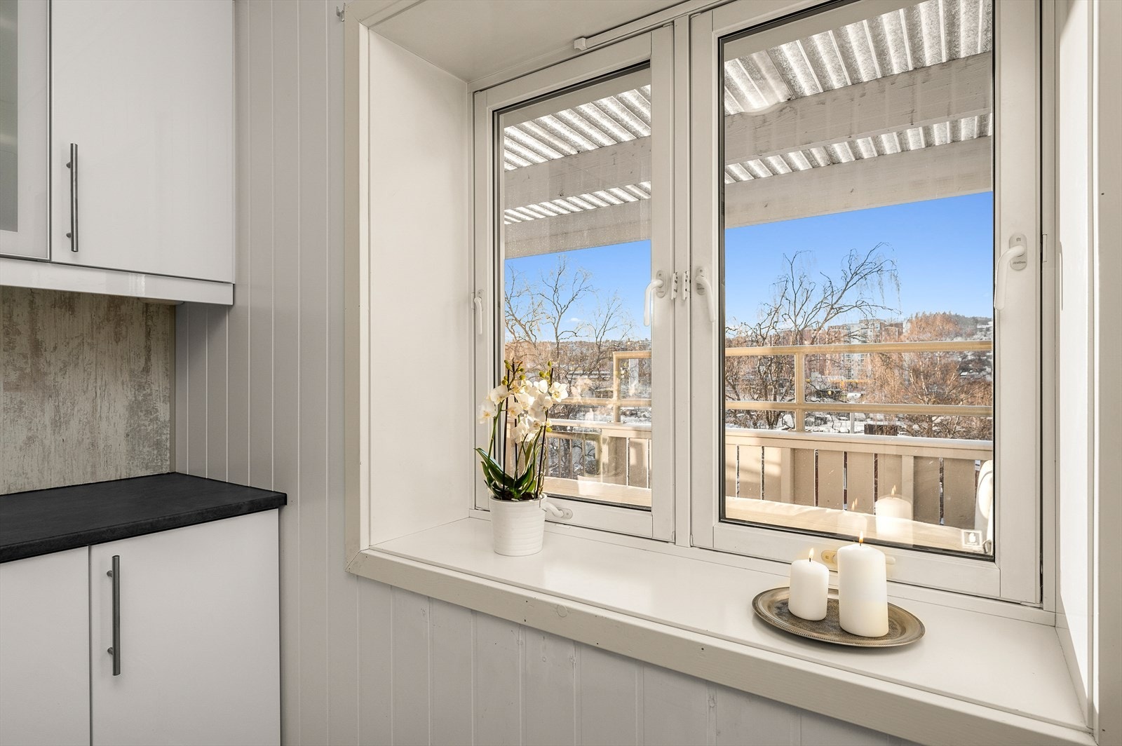 Kjøkkeninnredning fra 2016 med slette fronter og benkeplate i laminat. Galleribilde