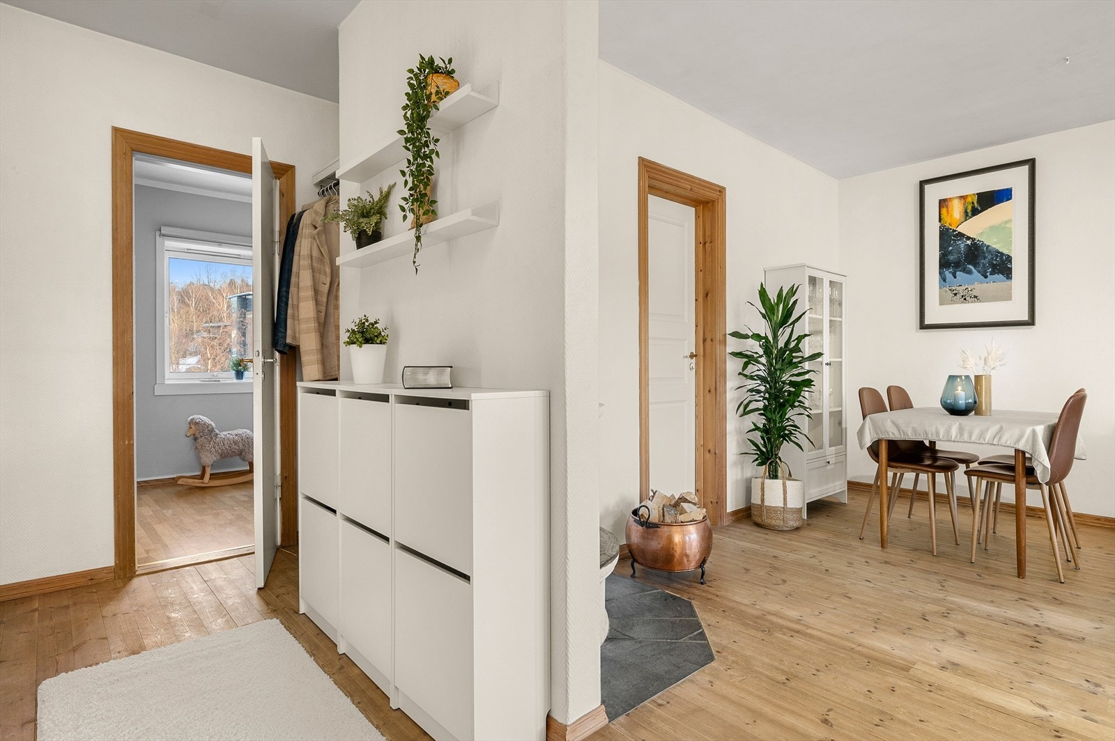 Aksjelaget disponerer flere parkeringsplasser rett utenfor blokka, derav mange med mulighet for oppsett av ladeboks. Leie av fast parkeringsplass kan søkes om til aksjelaget. Galleribilde