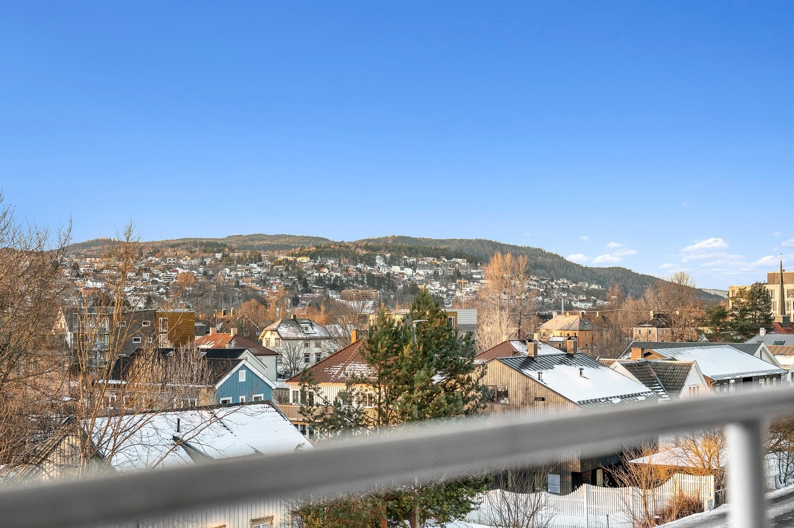 Leiligheten har kort avstand til kollektivtransport, dagligvarebutikker, treningssenter, skoler, barnehager og Trondheim sentrum som har det meste du vil trenge. Galleribilde