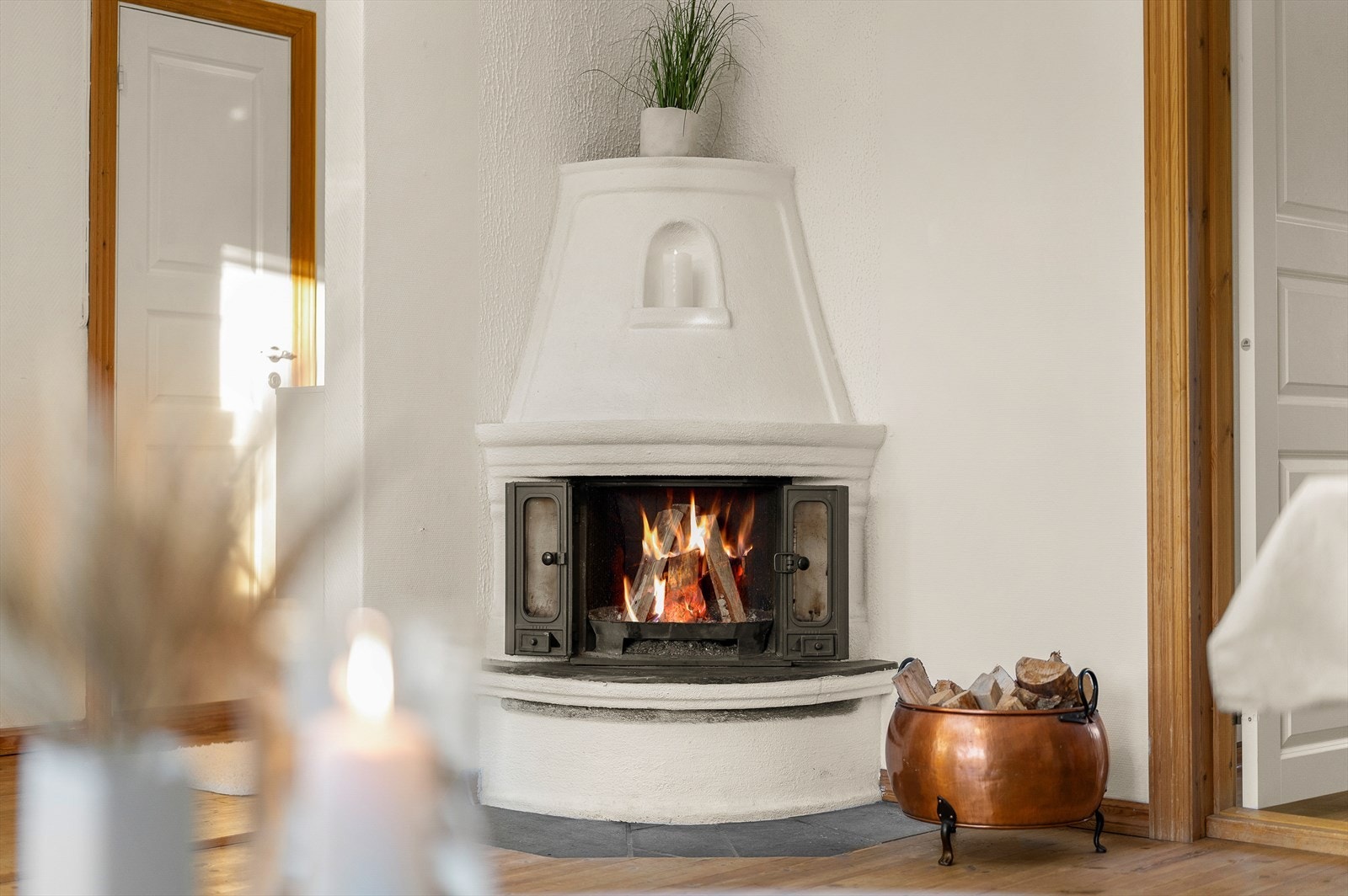 Vedovnen bidrar til en lun og hyggelig stemning i stuen. Galleribilde