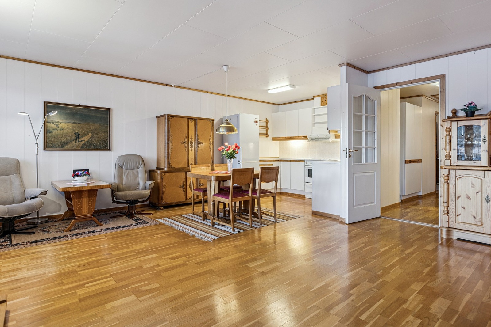 Stue og kjøkken i åpen løsning Galleribilde